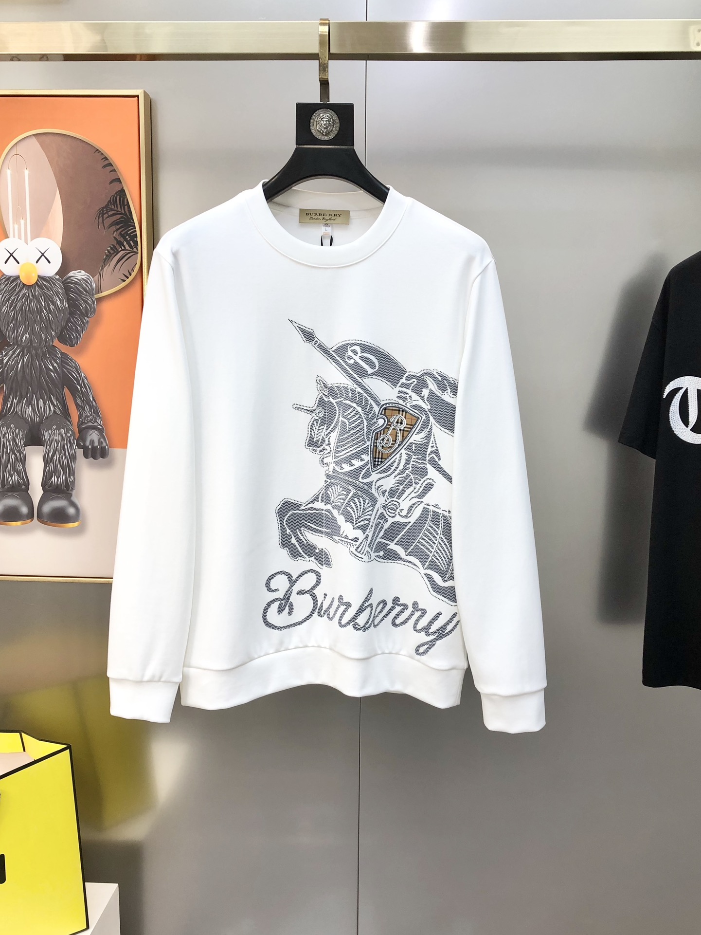 NO:732695,BURBE** Burberry's new 2025 autumn and winter original men's long-sleeved sweatshirt T-shirt. High-end customization, fashionable and versatile. Printed and hot-drilled war horse logo design. Customized imported lyocell pure cotton fabric. The fabric is soft, skin-friendly and comfortable to wear. It feels very delicate. The inside is all made of single-needle hemming technology!  It can ensure that it will not deform when worn!  The tailoring is decent, without any sense of restraint, and the workmanship of the factory is fine. It shows temperament and class. The upper body is handsome without wearing it. The size is M-4XL (the maximum size can wear about 195 pounds. Please state your height and weight when placing an order). Black and white. Shipped next day, burberry, burberry, hoodie, sweatshirts, tees, t-shirt,19860909BURBE** 巴宝莉2025秋冬新款原单男士长袖卫衣T恤 高端定制 时尚百搭 印胶烫钻战马logo图案设计 定制进口莱赛尔纯棉面料,面料柔软穿着亲肤舒适 摸上去非常细腻的感觉.内里全部采用单针锁边工艺！能够确保穿着不变形！裁剪得体,没有任何束缚感,代工厂做工精细 显气质 显档次 上身非穿帅气 有型 码数M-4XL（最大码可穿195斤左右 下单请报身高体重) 黑色 白色 隔天出货,,burberry,burberry,hoodie,sweatshirts,tees，t-shirt,,Men's clothing