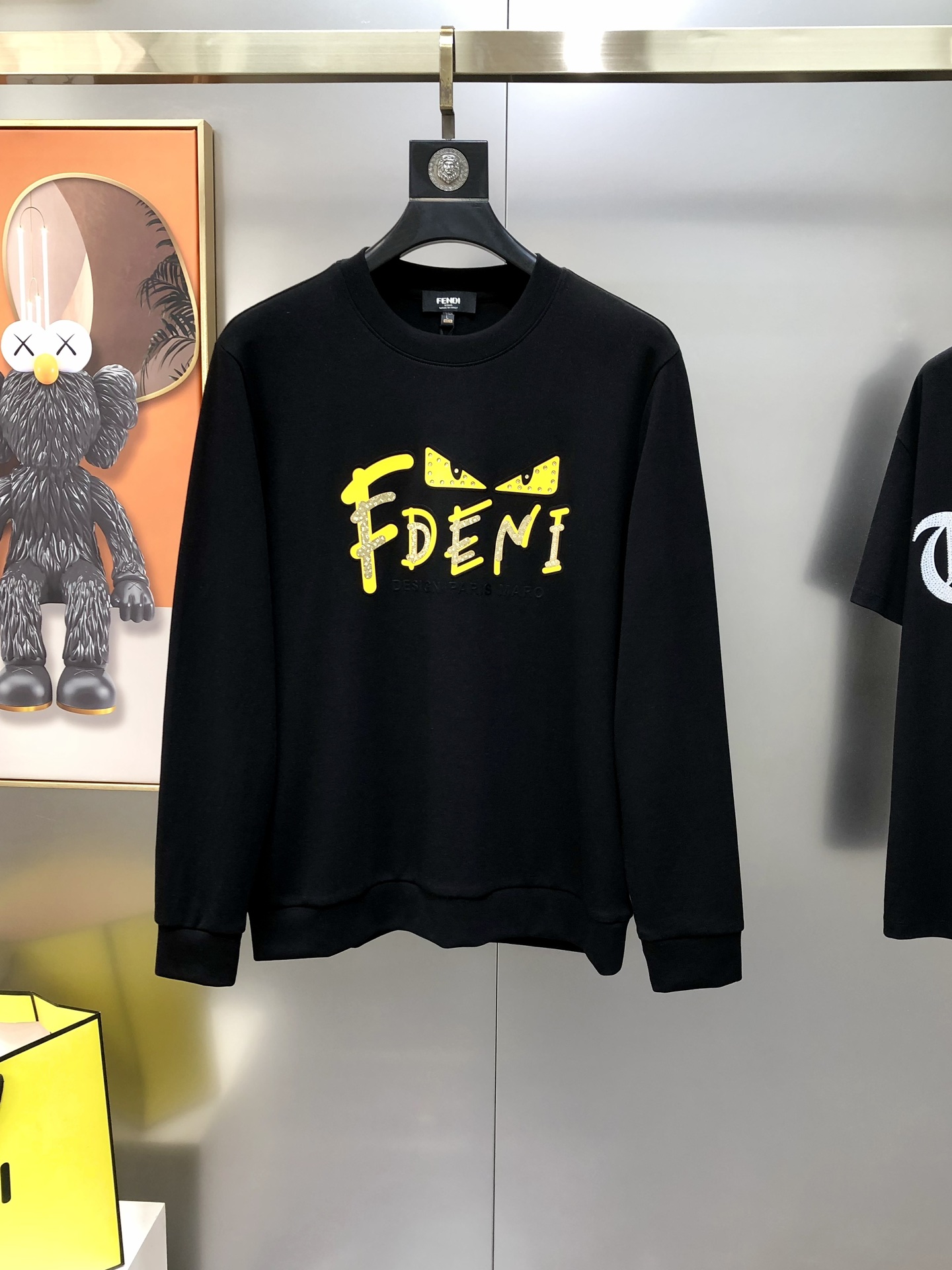 NO:732701,FD Fendi 2025 autumn and winter new original men's long-sleeved sweatshirt T-shirt. High-end customization. Fashionable and versatile. Printed rubber stamped letters with cute eyes logo design. Customized imported lyocell pure cotton fabric. The fabric is soft and skin-friendly. It feels very delicate to the touch. The inside is all made of single-needle hemming technology!  It can ensure that it will not deform when worn!  The tailoring is decent, without any sense of restraint, and the workmanship of the factory is fine. It shows temperament and class. The upper body is handsome without wearing it. The size is M-4XL (the largest size can wear about 195 pounds. Please state your height and weight when placing an order). Black and white. Shipped next day, fendi, hoodie, sweatshirts, tees, t-shirt,19860909FD 芬迪2025秋冬新款原单男士长袖卫衣T恤 高端定制 时尚百搭 印胶烫钻字母萌眼logo图案设计 定制进口莱赛尔纯棉面料,面料柔软穿着亲肤舒适 摸上去非常细腻的感觉.内里全部采用单针锁边工艺！能够确保穿着不变形！裁剪得体,没有任何束缚感,代工厂做工精细 显气质 显档次 上身非穿帅气 有型 码数M-4XL（最大码可穿195斤左右 下单请报身高体重) 黑色 白色隔天出货,,fendi,hoodie,sweatshirts,tees，t-shirt,,Men's clothing