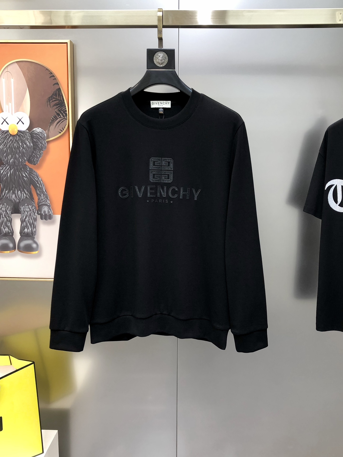 NO:732707,G*venchy 2025 new autumn and winter new original men's long-sleeved sweatshirt T-shirt, high-end customization, fashionable and versatile, three-dimensional printed letter logo design, custom imported lyocell pure cotton fabric, the fabric is soft, skin-friendly and comfortable to wear, and feels very delicate. The inside is all made of single-needle hemming technology!  It can ensure that it will not deform when worn!  The tailoring is decent, without any sense of restraint, and the workmanship of the factory is fine. It shows temperament and class. The upper body is handsome and stylish. The size is M-4XL (the maximum size can wear about 195 pounds. Please state your height and weight when placing an order). Black and white. Shipped next day, givenchy, hoodie, sweatshirts, tees, t-shirt,19860909G*venchy 纪梵希2025秋冬新款原单男士长袖卫衣T恤 高端定制 时尚百搭 立体印胶字母logo图案设计 定制进口莱赛尔纯棉面料,面料柔软穿着亲肤舒适 摸上去非常细腻的感觉.内里全部采用单针锁边工艺！能够确保穿着不变形！裁剪得体,没有任何束缚感,代工厂做工精细 显气质 显档次 上身非穿帅气 有型 码数M-4XL（最大码可穿195斤左右 下单请报身高体重) 黑色 白色隔天出货,,givenchy,hoodie,sweatshirts,tees，t-shirt,,Men's clothing