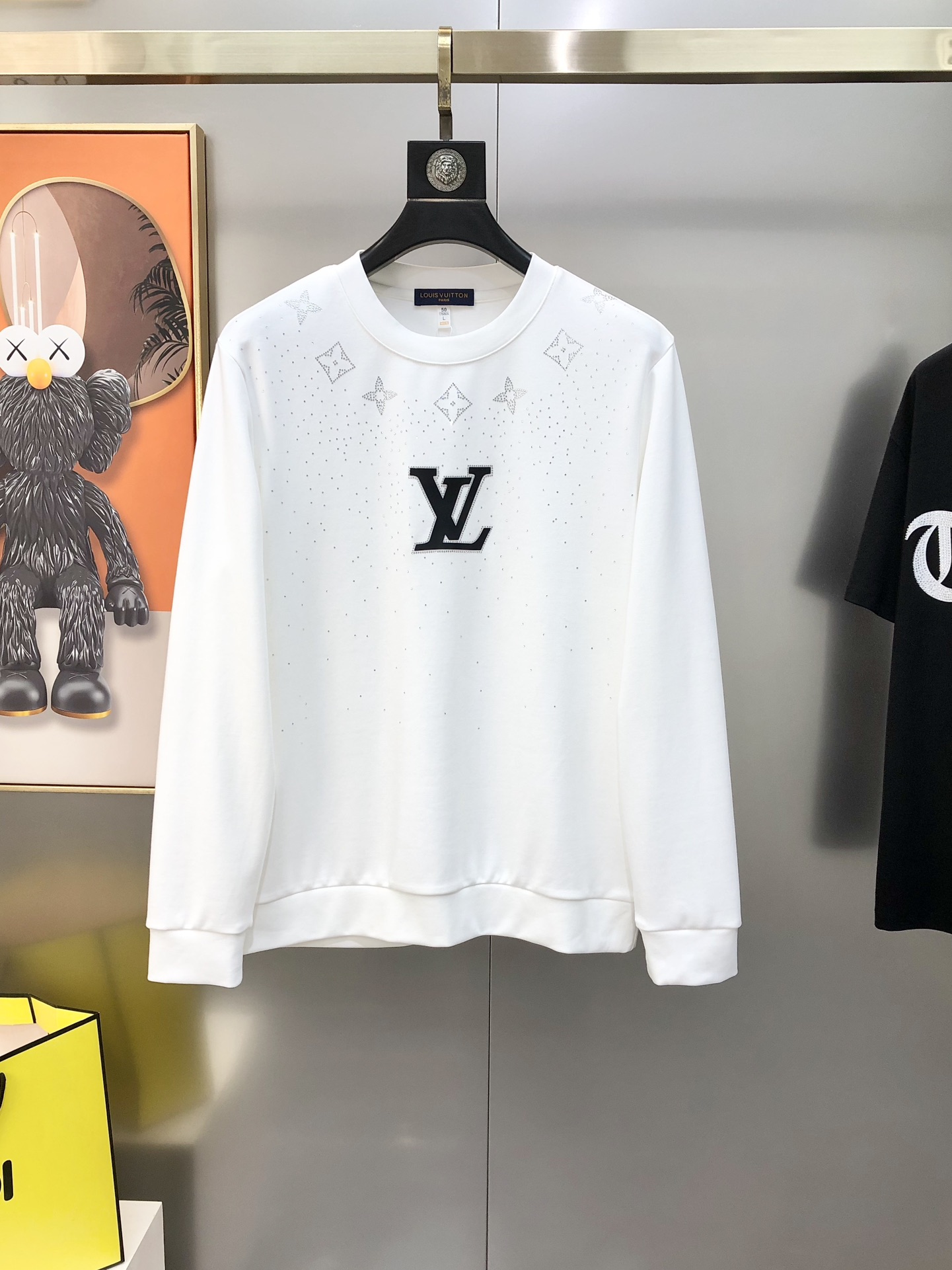 NO:732713,LV Louis Vuitton's new 2025 autumn and winter original men's long-sleeved sweatshirt T-shirt. High-end customization, fashionable and versatile. Printed rubber stamping logo pattern design. Customized imported lyocell pure cotton fabric. The fabric is soft, skin-friendly and comfortable to wear. It feels very delicate. The inside is all made of single-needle hemming technology!  It can ensure that it will not deform when worn!  The tailoring is decent, without any sense of restraint, and the workmanship of the factory is fine. It shows temperament and class. The upper body is handsome without wearing it. The size is M-4XL (the maximum size can wear about 195 pounds. Please state your height and weight when placing an order). Black and white will be shipped next day, louis vuitton, louis vuitton, hoodie, sweatshirts, tees, t-shirt,19860909LV 路易威登2025秋冬新款原单男士长袖卫衣T恤 高端定制 时尚百搭 印胶烫钻logo图案设计 定制进口莱赛尔纯棉面料,面料柔软穿着亲肤舒适 摸上去非常细腻的感觉.内里全部采用单针锁边工艺！能够确保穿着不变形！裁剪得体,没有任何束缚感,代工厂做工精细 显气质 显档次 上身非穿帅气 有型 码数M-4XL（最大码可穿195斤左右 下单请报身高体重) 黑色 白色隔天出货,,louis vuitton,louis vuitton,hoodie,sweatshirts,tees，t-shirt,,Men's clothing