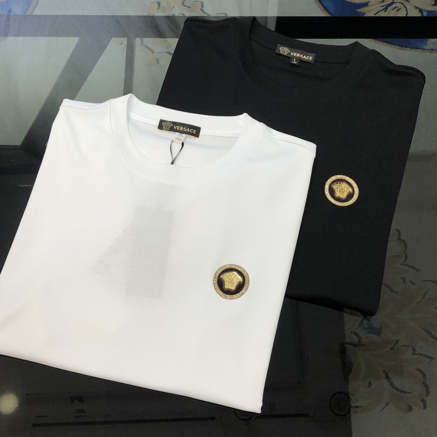 NO:902115,V*rsace Versace 2026 spring and summer new original men's round neck short-sleeved T-shirt, high-end customization, fashionable and versatile, sold simultaneously at the counter, hot-stamped Medusa logo design, custom-made imported liquid ammonia cotton fabric, skin-friendly and comfortable to wear, the fabric is soft and breathable, and feels very delicate. The inside is all made of single-needle hemming technology!  It can ensure that it will not deform when worn!  The tailoring is decent, without any sense of restraint, and the workmanship of the factory is fine. It shows temperament and class. The upper body is very handsome. Size M-4XL (the largest size can wear about 195 pounds. Please state your height and weight when placing an order). Black, white, versace, T-shirt, tees, t-shirt,19860909V*rsace 范思哲2026春夏新款原单男士圆领短袖T恤 高端定制 时尚百搭 柜台同步售卖 烫印美杜莎logo标设计 客供定制进口液氨棉面料,穿着亲肤舒适 面料柔软透气 摸上去非常细腻的感觉.内里全部采用单针锁边工艺！能够确保穿着不变形！裁剪得体,没有任何束缚感,代工厂做工精细 显气质 显档次 上身非常帅气 尺码M-4XL（最大码可穿195斤左右 下单请报身高体重) 黑色 白色,,versace,T-shirt,tees，t-shirt,,Men's clothing