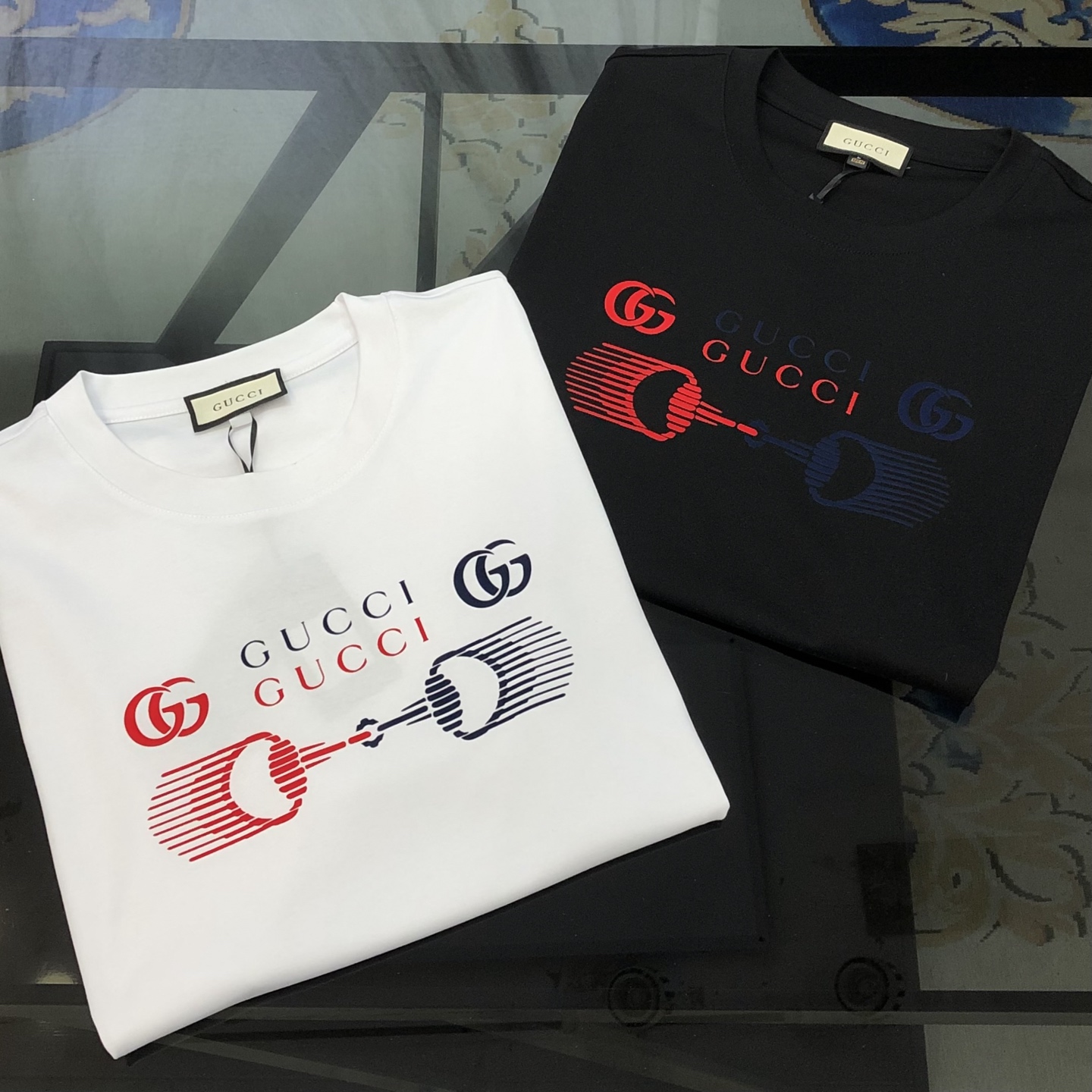 NO:902066,G*cci Gucci 2026 spring and summer new original men's round neck short-sleeved T-shirt, high-end customization, fashionable and versatile, sold simultaneously at the counter, printed letter logo pattern design, custom-made imported liquid ammonia cotton fabric, skin-friendly and comfortable to wear, soft and breathable fabric, very delicate to the touch. Single-needle locking technology is used throughout the interior!  It can ensure that it will not deform when worn!  The tailoring is decent, without any sense of restraint, and the workmanship of the factory is fine. It shows temperament and class. The upper body is very handsome. Sizes M-4XL (the largest size can wear about 195 pounds. Please state your height and weight when placing an order). Black, white, T-shirt, tees, t-shirt,19860909G*cci 古齐2026春夏新款原单男士圆领短袖T恤 高端定制 时尚百搭 柜台同步售卖 印胶字母logo图案设计 客供定制进口液氨棉面料,穿着亲肤舒适 面料柔软透气 摸上去非常细腻的感觉.内里全部采用单针锁边工艺！能够确保穿着不变形！裁剪得体,没有任何束缚感,代工厂做工精细 显气质 显档次 上身非常帅气 尺码M-4XL（最大码可穿195斤左右 下单请报身高体重) 黑色 白色,,T-shirt,tees，t-shirt,,Men's clothing