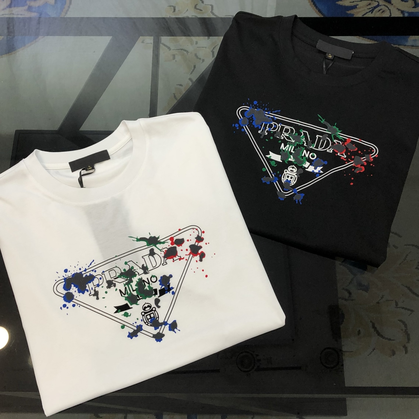 NO:902073,P*ADA 2026 spring and summer new original men's round neck short-sleeved T-shirt. High-end customization. Fashionable and versatile. Simultaneous sales at the counter. Three-dimensional printed rubber letters logo design. Customized imported liquid ammonia cotton fabric, skin-friendly and comfortable to wear. The fabric is soft and breathable. It feels very delicate. The inside is all made of single-needle hemming technology!  It can ensure that it will not deform when worn!  The tailoring is decent, without any sense of restraint, and the workmanship of the factory is fine. It shows temperament and class. The upper body is very handsome. Size M-4XL (the largest size can wear about 195 pounds. Please state your height and weight when placing an order). Black, white, prada, T-shirt, tees, t-shirt,19860909P*ADA 普拉哒2026春夏新款原单男士圆领短袖T恤 高端定制 时尚百搭 柜台同步售卖 立体印胶字母logo图案设计 客供定制进口液氨棉面料,穿着亲肤舒适 面料柔软透气 摸上去非常细腻的感觉.内里全部采用单针锁边工艺！能够确保穿着不变形！裁剪得体,没有任何束缚感,代工厂做工精细 显气质 显档次 上身非常帅气 尺码M-4XL（最大码可穿195斤左右 下单请报身高体重) 黑色 白色,,prada,T-shirt,tees，t-shirt,,Men's clothing