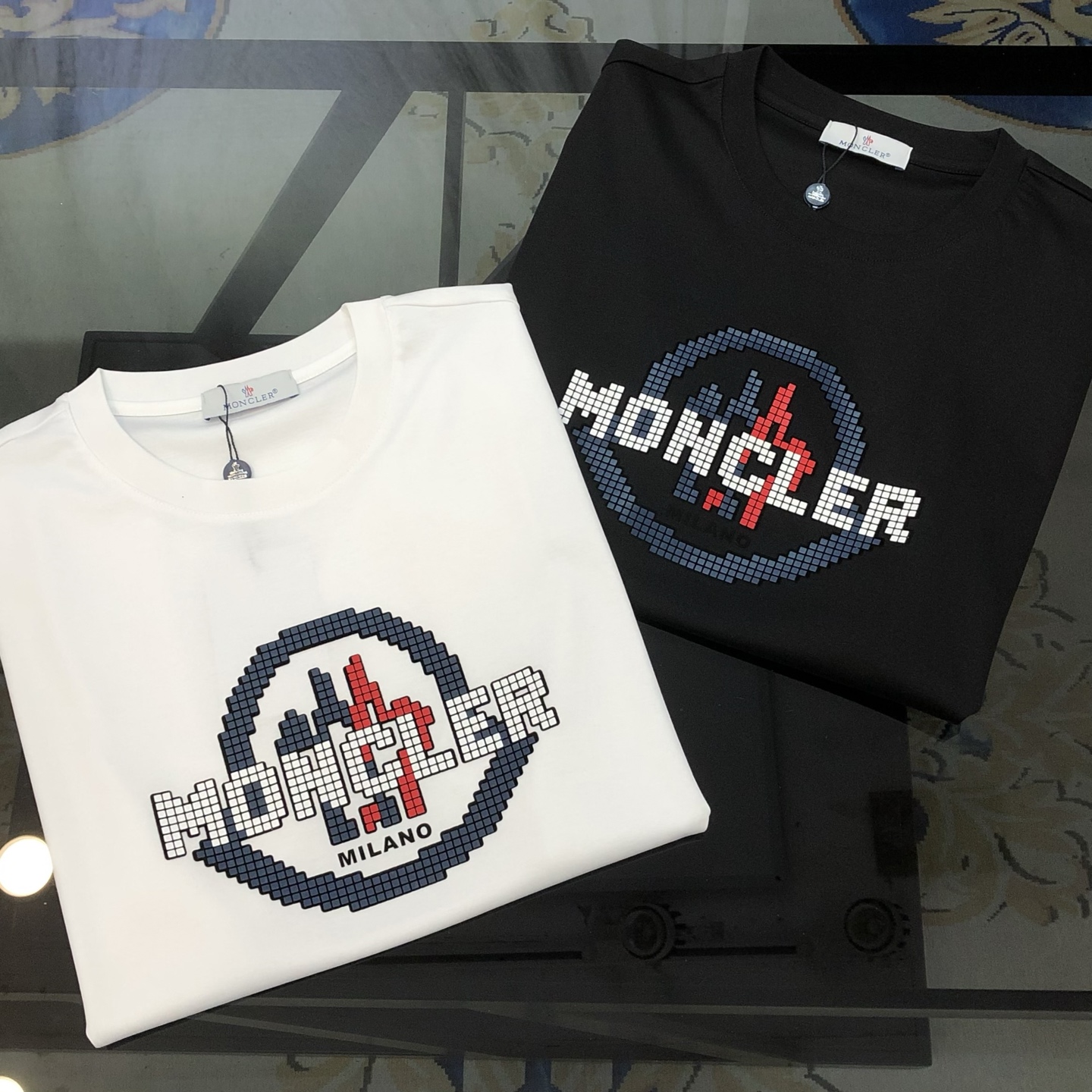 NO:902244,M*ncler 2026 spring and summer new original men's round neck short-sleeved T-shirt, high-end customization, fashionable and versatile, sold simultaneously at the counter, printed letter logo pattern design, custom-made imported lyocell cotton blended fabric, skin-friendly and comfortable to wear, soft and breathable fabric, very delicate to the touch. All inside are made of single-needle locking technology!  It can ensure that it will not deform when worn!  The tailoring is decent, without any sense of restraint, and the workmanship of the factory is fine. It shows temperament and class. The upper body is very handsome. Size M-4XL (the largest size can wear about 195 pounds. Please state your height and weight when placing an order). Black, white, Moncler, T-shirt, tees, t-shirt,19860909M*ncler 蒙口2026春夏新款原单男士圆领短袖T恤 高端定制 时尚百搭 柜台同步售卖 印胶字母logo图案设计 客供定制进口莱赛尔棉混纺面料,穿着亲肤舒适 面料柔软透气 摸上去非常细腻的感觉.内里全部采用单针锁边工艺！能够确保穿着不变形！裁剪得体,没有任何束缚感,代工厂做工精细 显气质 显档次 上身非常帅气 尺码M-4XL（最大码可穿195斤左右 下单请报身高体重) 黑色 白色,,Moncler,T-shirt,tees，t-shirt,,Men's clothing