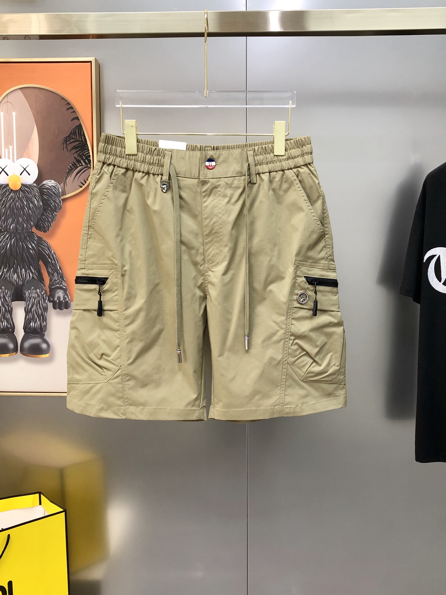 NO:902210,TB Tom Brown's new 2026 spring and summer original men's casual shorts are sold simultaneously at the counter. High-end customization. Fashionable and versatile customization. Original imported polyester fiber quick-drying fabric. Imported hardware accessories. The upper body is elegant and handsome, giving you a brand new sense of sight!  There is no sense of restraint. The details of the factory are exquisite and the upper body is not picky. It is a must-have for yourself. Sizes M-3XL (the largest size can wear about 185 pounds) will be shipped the next day. Two colors are available, Thom browne, shorts,19860909TB 汤姆布朗2026春夏新款原单男士休闲短裤 柜台同步售卖高端定制 时尚百搭款定制原版进口聚酯纤维速干面料 进口五金辅料 上身优雅帅气,焕然一新的即视感！没有任何的束缚感 代工厂精细做细节都很到位,上身不挑人,必入的自留款.尺码M-3XL (最大码可穿185斤左右）隔天出货 两色可选,,thom browne,shorts,,Men's clothing