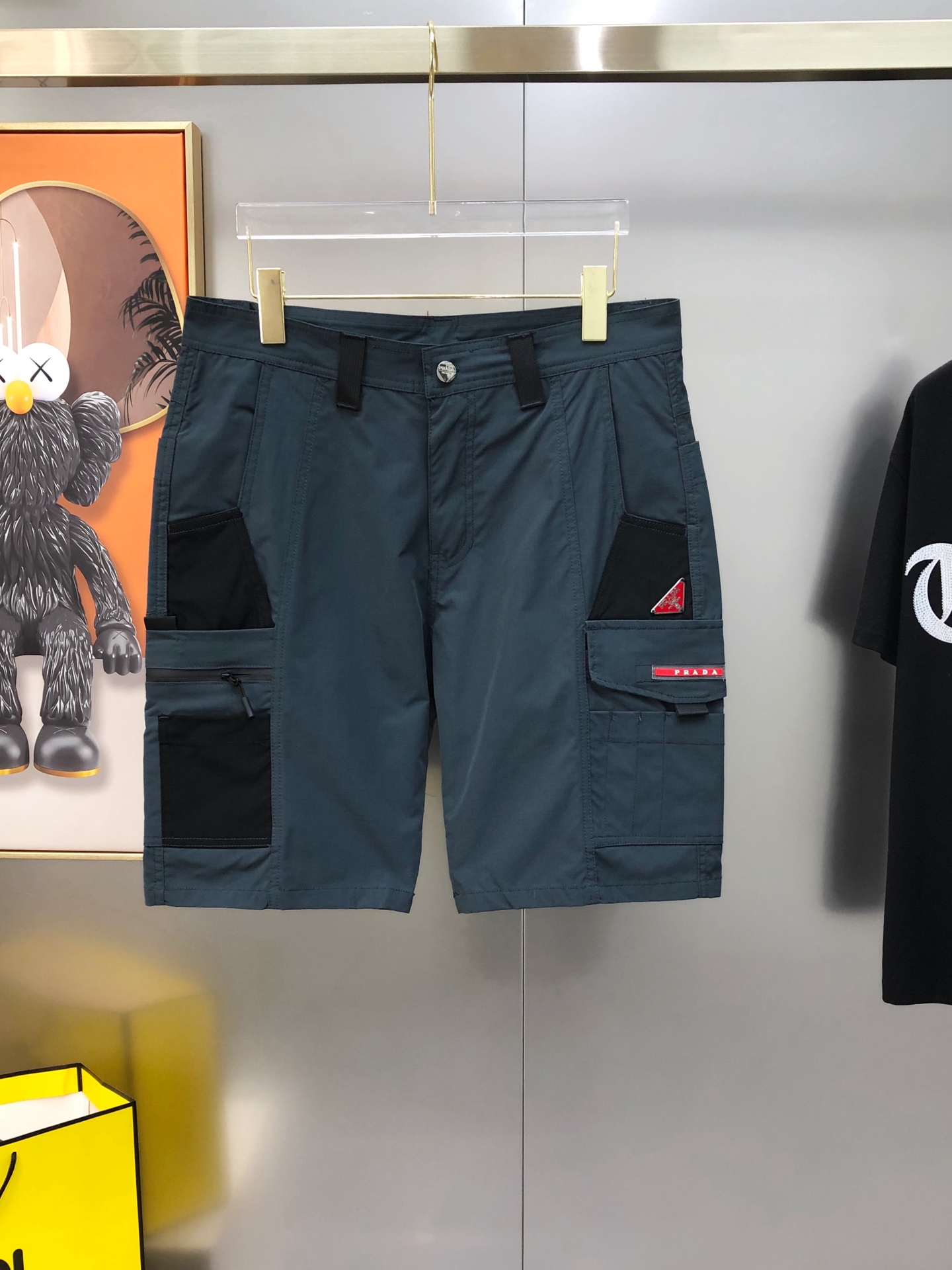 NO:902201,P*ADA 2026 spring and summer new original men's casual shorts. High-end customization is sold simultaneously at the counter. Fashionable and versatile customized original imported polyester fiber quick-drying fabrics. Imported hardware accessories. The upper body is elegant and handsome, giving you a brand new sense of sight!  There is no sense of restraint. The details of the factory are exquisite and the upper body is not picky. It is a must-have for yourself. Sizes M-3XL (the largest size can wear about 185 pounds) will be shipped the next day. 4 colors are available, prada, shorts,19860909P*ADA 普拉哒2026春夏新款原单男士休闲短裤 柜台同步售卖高端定制 时尚百搭款定制原版进口聚酯纤维速干面料 进口五金辅料 上身优雅帅气,焕然一新的即视感！没有任何的束缚感 代工厂精细做细节都很到位,上身不挑人,必入的自留款.尺码M-3XL (最大码可穿185斤左右）隔天出货 4色可选,,prada,shorts,,Men's clothing