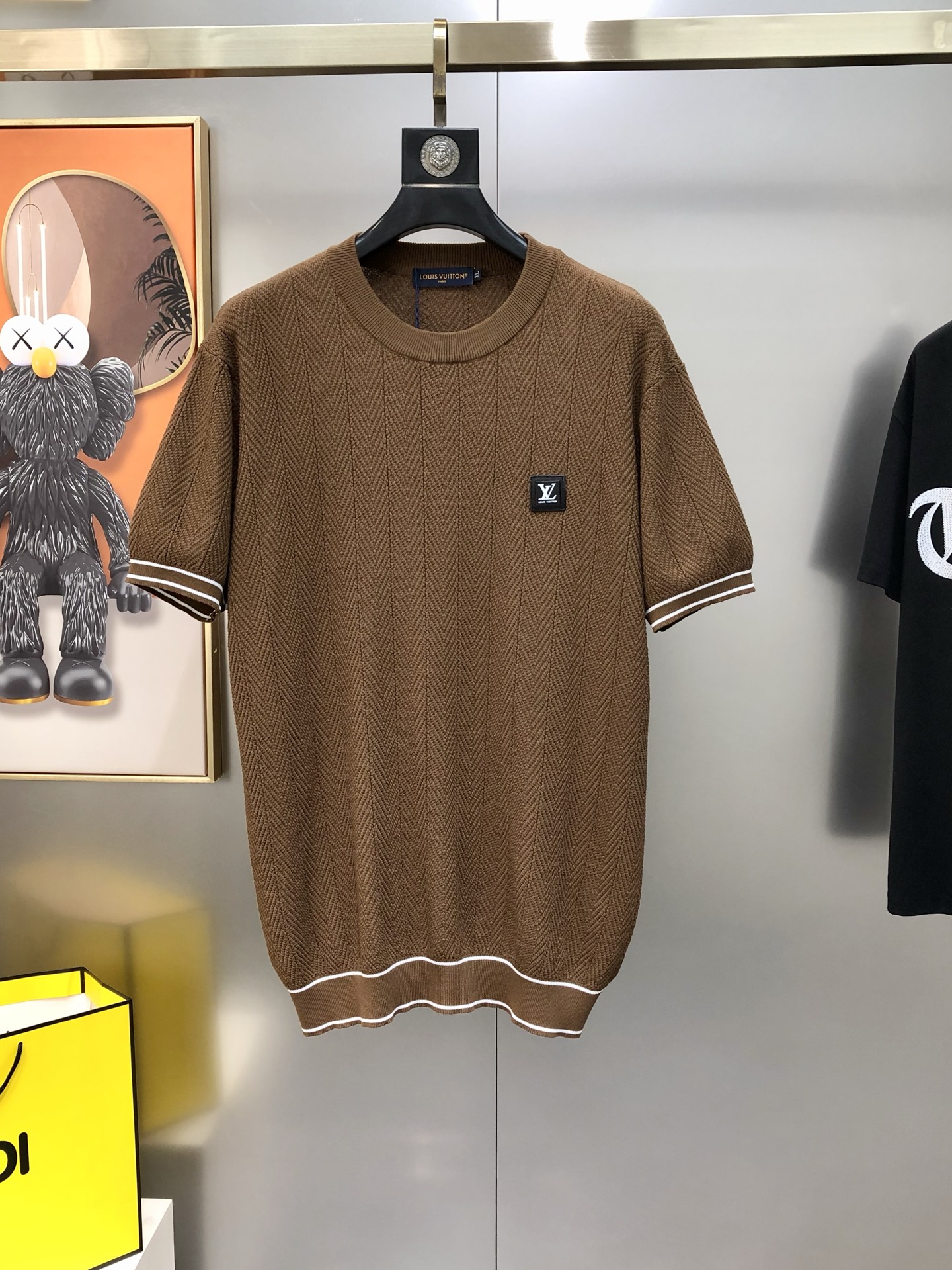 NO:902128,LV Louis Vuitton's 2026 spring and summer new men's original round neck short-sleeved knitted sweater is sold simultaneously at the counter. High-end quality hot style. Fashionable and versatile. Logo design embroidered on the chest. Customized imported Tencel cotton blended fabric. Customized original accessories. Soft and delicate. It is easy to highlight your temperament. The upper body is versatile and slimming!  The fabrics and factories we choose are all used by first-line brands. The upper body is finely made and looks very handsome. The size is M-4XL (the largest size can wear about 195 pounds. Please indicate your height and weight when placing an order). It will be shipped the next day. 4 colors available, louis vuitton, louis vuitton, sweaters, T-shirt,19860909LV 路易威登2026春夏新款男士原单圆领短袖针织毛衣 柜台同步售卖 高端品质爆款 时尚百搭 胸前绣logo标设计 定制进口天丝棉混纺面料 定制原版辅料 柔软细腻 极易凸显出气质 ,上身百搭显瘦！我们所选择的面料及工厂都是一线品牌所使用的 精细做上身非常帅气 码数M-4XL（最大码可穿195斤左右 下单请报身高体重）隔天出货 4色可选,,louis vuitton,louis vuitton,sweaters,T-shirt,,Men's clothing