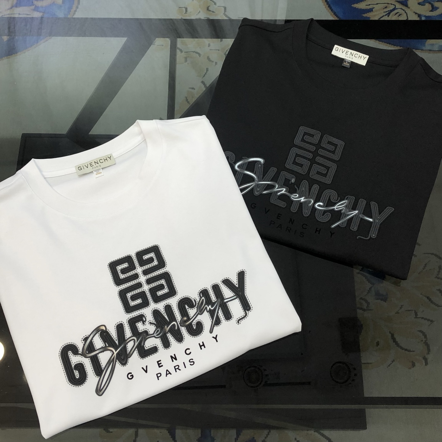 NO:902080,G*venchy 2026 spring and summer new original men's round neck short-sleeved T-shirt, high-end customization, fashionable and versatile, sold at the same time at the counter, three-dimensional printed rubber letter logo design, custom-made imported liquid ammonia cotton fabric, skin-friendly and comfortable to wear, the fabric is soft and breathable, and feels very delicate. The inside is all made of single-needle locking technology!  It can ensure that it will not deform when worn!  The tailoring is decent, without any sense of restraint, and the workmanship of the factory is fine. It shows temperament and class. The upper body is very handsome. Size M-4XL (the largest size can wear about 195 pounds. Please state your height and weight when placing an order). Black, white, givenchy, T-shirt, tees, t-shirt,19860909G*venchy 纪梵希2026春夏新款原单男士圆领短袖T恤 高端定制 时尚百搭 柜台同步售卖 立体印胶字母logo图案设计 客供定制进口液氨棉面料,穿着亲肤舒适 面料柔软透气 摸上去非常细腻的感觉.内里全部采用单针锁边工艺！能够确保穿着不变形！裁剪得体,没有任何束缚感,代工厂做工精细 显气质 显档次 上身非常帅气 尺码M-4XL（最大码可穿195斤左右 下单请报身高体重) 黑色 白色,,givenchy,T-shirt,tees，t-shirt,,Men's clothing