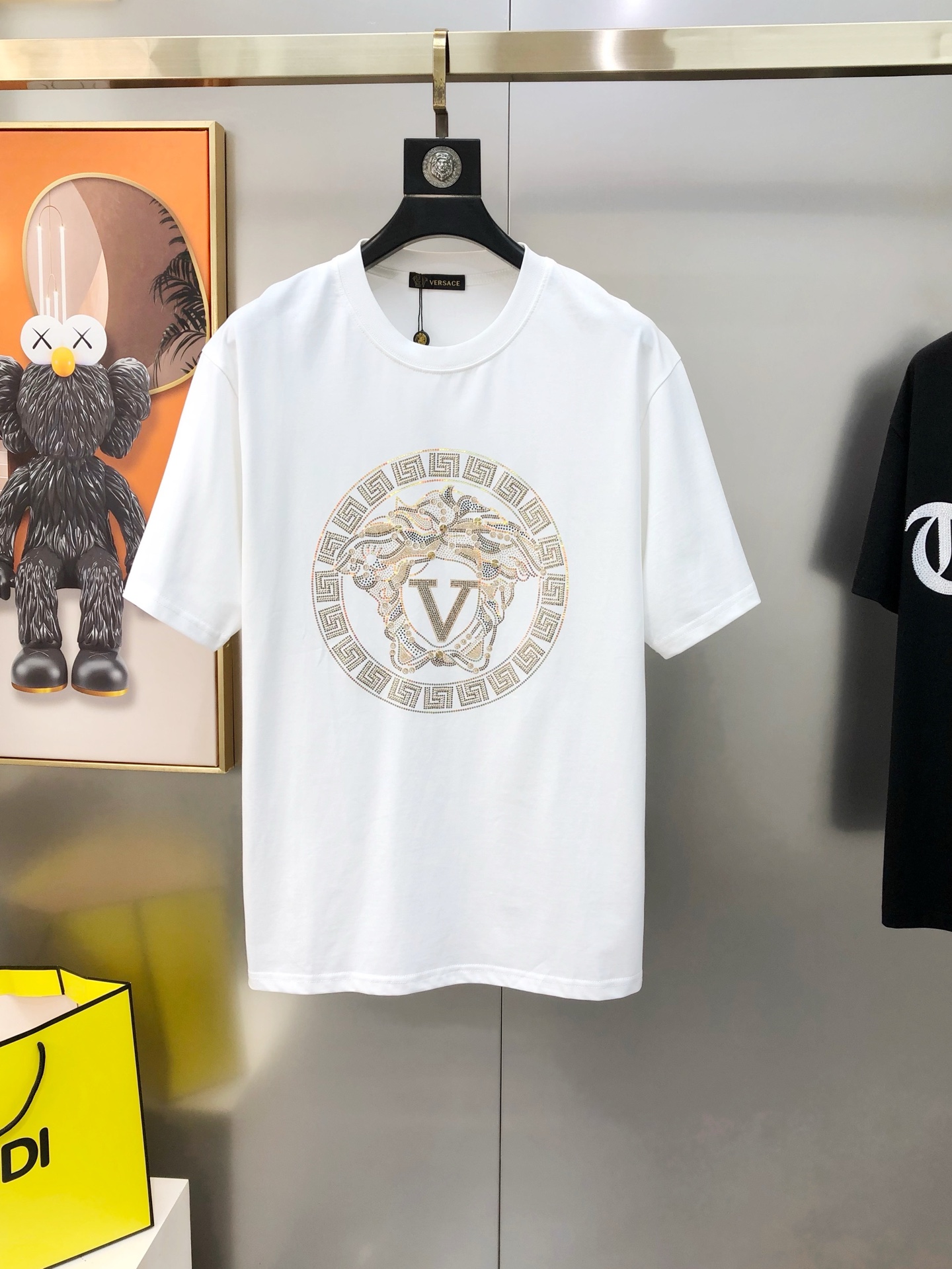NO:902288,V*rsace Versace's new spring and summer original men's round neck short-sleeved T-shirts are sold at the same time at the counter. Attention to details, the fabric is popular and high-end quality. High version OS version wide version. Hot stamping imported Australian diamond logo pattern design. Customized imported 95 pure cotton 5 Tencel cotton blend fabric. Soft and delicate feel. Comfortable to wear. Factory finely made upper body very handsome and stylish. Size S-2XL (too large. The maximum size can wear about 200 pounds. Please indicate your height and weight when placing an order)  Black white next day shipping, versace, T-shirt, tees, t-shirt,19860909V*rsace 范思哲春夏新款原单男士圆领短袖T恤 专柜同步售卖 注意细节面料爆款高端品质 高版本 OS版型阔版 烫印进口澳钻logo图案设计 定制进口95纯棉5天丝棉混纺面料 手感柔软细腻 穿着亲肤舒适 代工厂精细做上身非常帅气有型 尺码S-2XL（偏大 最大码可穿200斤左右 下单请报身高体重) 黑色 白色 隔天出货,,versace,T-shirt,tees，t-shirt,,Men's clothing
