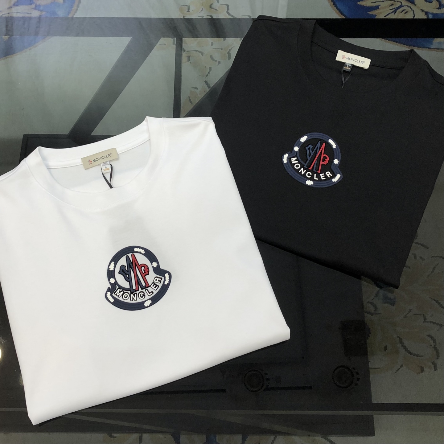 NO:902088,M*ncler 2026 spring and summer new original men's round neck short-sleeved T-shirt, high-end customization, fashionable and versatile, sold simultaneously at the counter, three-dimensional printed rubber letter logo design, custom-made imported liquid ammonia cotton fabric, skin-friendly and comfortable to wear, soft and breathable fabric, very delicate to the touch. Single-needle hemming technology is used throughout the interior!  It can ensure that it will not deform when worn!  The tailoring is decent, without any sense of restraint, and the workmanship of the factory is fine. It shows temperament and class. The upper body is very handsome. Size M-4XL (the largest size can wear about 195 pounds. Please state your height and weight when placing an order). Black, white, Moncler, T-shirt, tees, t-shirt,19860909M*ncler 蒙口2026春夏新款原单男士圆领短袖T恤 高端定制 时尚百搭 柜台同步售卖 立体印胶字母logo图案设计 客供定制进口液氨棉面料,穿着亲肤舒适 面料柔软透气 摸上去非常细腻的感觉.内里全部采用单针锁边工艺！能够确保穿着不变形！裁剪得体,没有任何束缚感,代工厂做工精细 显气质 显档次 上身非常帅气 尺码M-4XL（最大码可穿195斤左右 下单请报身高体重) 黑色 白色,,Moncler,T-shirt,tees，t-shirt,,Men's clothing