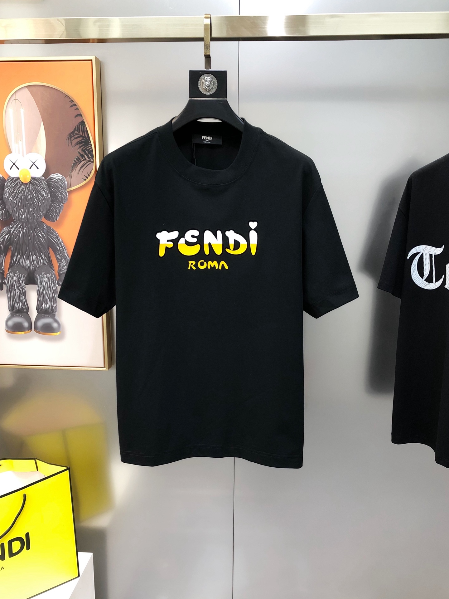 NO:902145,FD Fendi spring and summer new original men's round neck short-sleeved T-shirts are sold at the same time at the counter. Popular high-end quality. High version OS wide version. Three-dimensional printed letters logo design. Custom imported double-ply cotton fabric. It feels soft and delicate. It is skin-friendly and comfortable to wear. The upper body is finely made by the factory and is very handsome and stylish. Size S-3XL (too large. The maximum size can wear about 210 pounds. Please state your height and weight when placing an order). Black White  Next day shipping, fendi, T-shirt, tees, t-shirt,19860909FD 芬迪春夏新款原单男士圆领短袖T恤 专柜同步售卖 爆款高端品质 高版本 OS版型阔版 立体印胶字母logo设计 定制进口双股纯棉面料 手感柔软细腻 穿着亲肤舒适 代工厂精细做上身非常帅气有型 尺码S-3XL（偏大 最大码可穿210斤左右 下单请报身高体重) 黑色 白色 隔天出货,,fendi,T-shirt,tees，t-shirt,,Men's clothing