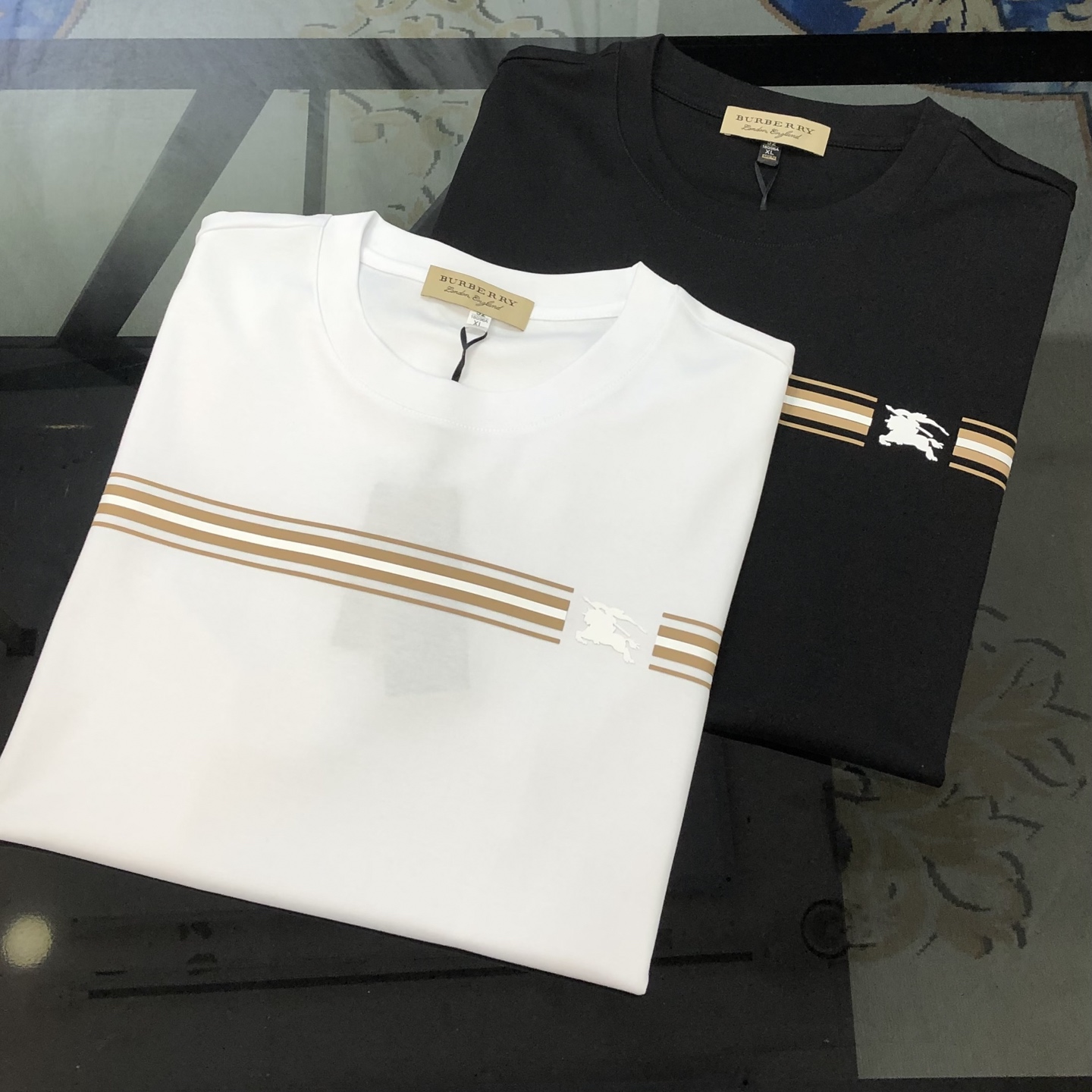NO:902105,BURBE** Burberry 2026 spring and summer new original men's round neck short-sleeved T-shirt, high-end customization, fashionable and versatile, simultaneous sales at the counter, printed logo pattern design, custom-made imported liquid ammonia cotton fabric, skin-friendly and comfortable to wear, the fabric is soft and breathable, and feels very delicate. The inside is all made of single-needle hemming technology!  It can ensure that it will not deform when worn!  The tailoring is decent, without any sense of restraint, and the workmanship of the factory is fine. It shows temperament and class. The upper body is very handsome. Sizes M-4XL (the largest size can wear about 195 pounds. Please state your height and weight when placing an order). Black, white, burberry, burberry, T-shirt, tees, t-shirt,19860909BURBE** 巴宝莉2026春夏新款原单男士圆领短袖T恤 高端定制 时尚百搭 柜台同步售卖 印胶logo图案设计 客供定制进口液氨棉面料,穿着亲肤舒适 面料柔软透气 摸上去非常细腻的感觉.内里全部采用单针锁边工艺！能够确保穿着不变形！裁剪得体,没有任何束缚感,代工厂做工精细 显气质 显档次 上身非常帅气 尺码M-4XL（最大码可穿195斤左右 下单请报身高体重) 黑色 白色,,burberry,burberry,T-shirt,tees，t-shirt,,Men's clothing