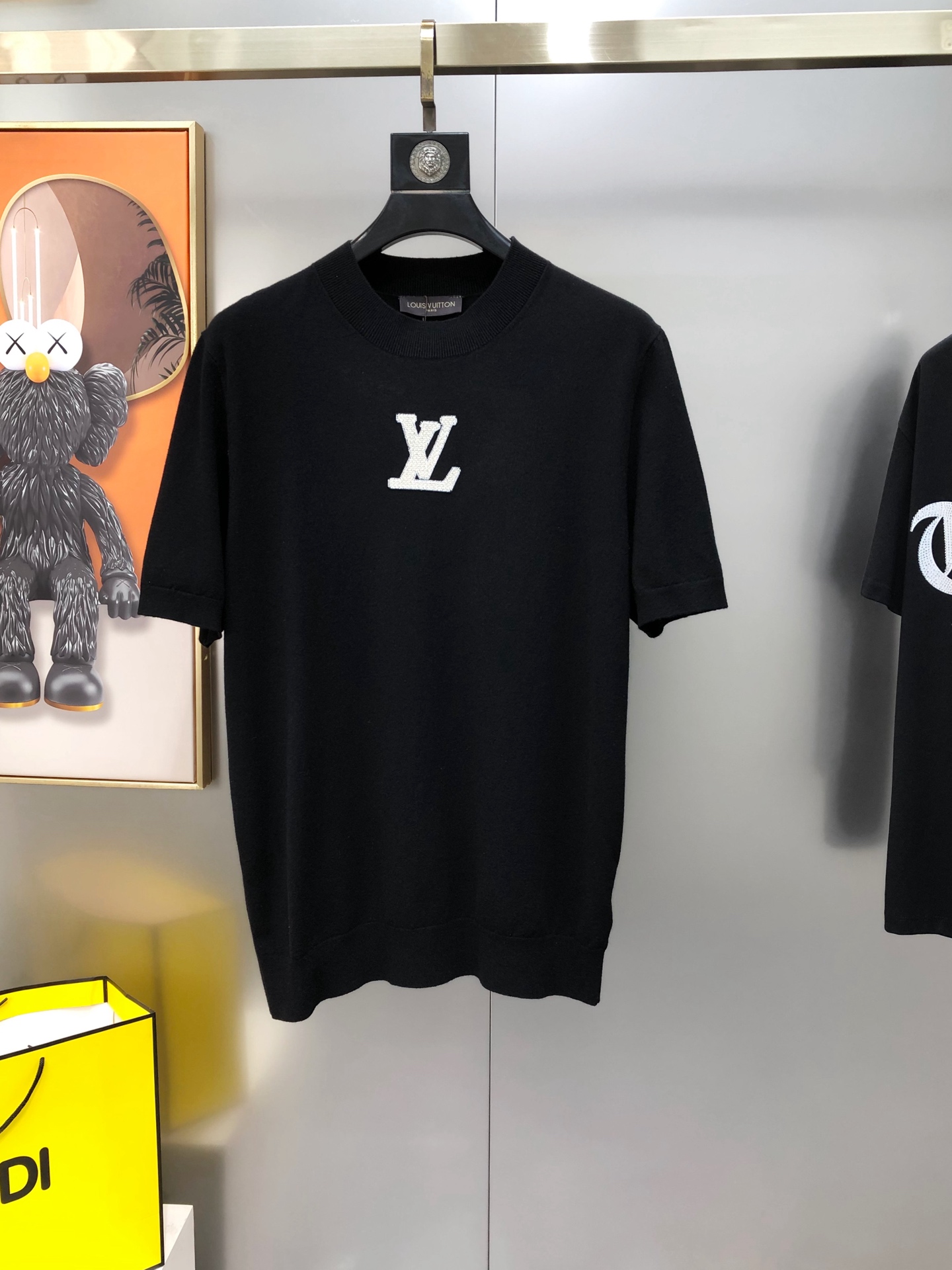 NO:902140,LV Louis Vuitton's 2026 spring and summer new men's original single round neck short-sleeved knitted sweater is sold simultaneously at the counter. High-end quality hot style. Simple, fashionable and versatile. Logo pattern design on the chest. Customized imported Tencel cotton blended fabric. Customized original accessories. Soft and delicate. It is easy to highlight your temperament. The upper body is versatile and slimming!  The fabrics and factories we choose are all used by first-line brands. The upper body is finely made and looks very handsome. The size is M-4XL (the largest size can wear about 195 pounds. Please state your height and weight when placing an order). It will be shipped the next day. Black, white, Louis Vuitton, Louis Vuitton, sweaters, T-shirt,19860909LV 路易威登2026春夏新款男士原单圆领短袖针织毛衣 柜台同步售卖 高端品质爆款 简洁时尚百搭 胸前logo图案设计 定制进口天丝棉混纺面料 定制原版辅料 柔软细腻 极易凸显出气质 ,上身百搭显瘦！我们所选择的面料及工厂都是一线品牌所使用的 精细做上身非常帅气 码数M-4XL（最大码可穿195斤左右 下单请报身高体重）隔天出货 黑色 白色,,louis vuitton,louis vuitton,sweaters,T-shirt,,Men's clothing