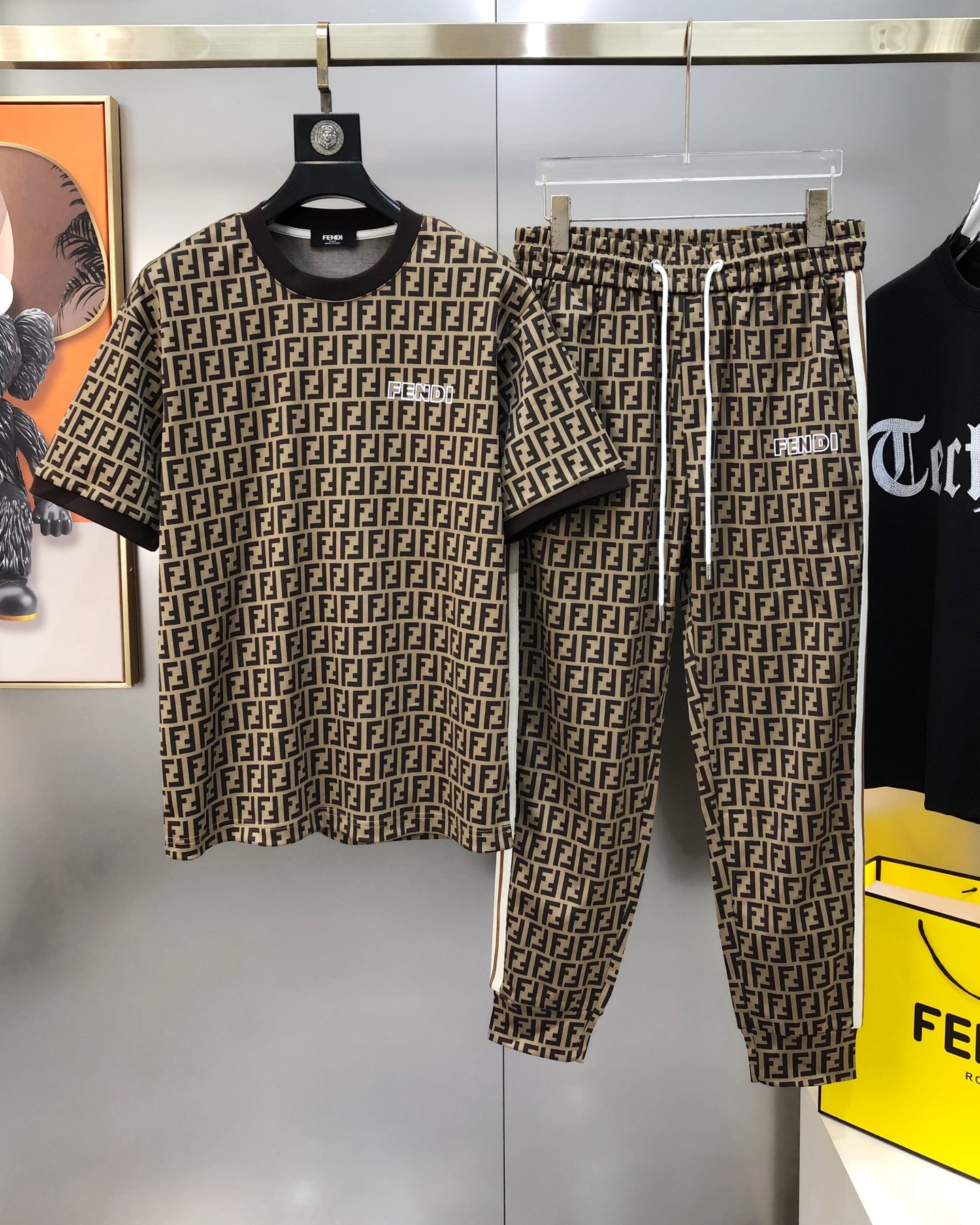 NO:902192,FD Fendi 2026 spring and summer new style original men's casual suit, short-sleeved casual trousers, the whole set is sold without dismantling and sold simultaneously on the official website. Big hit model, high version, fashionable and versatile, spliced webbing, high-definition digital direct printing logo pattern design, the technology is made of original imported cotton blended fabric, soft and delicate feel, comfortable upper body  The original imported lettering hardware accessories are supplied to customers. The OEM factory makes fine and smooth lines, exquisite craftsmanship, and awesome styles. The upper body is very fashionable and handsome. Highly recommended!  Counter sizes M-2XL (the largest size can wear about 180 pounds. Please state your height and weight when placing an order). Next day shipment, fendi, T-shirt,19860909FD 芬迪2026春夏新款原单男士休闲套装 短袖休闲长裤 整套售卖不拆官网同步售卖 大爆款 高版本 时尚百搭 拼接织带 高清数码直喷印花logo图案设计 工艺采用原版进口棉类混纺面料 手感柔软细腻 上身舒适 客供原版进口刻字五金辅料配件,代工厂精细做线条流畅,工艺精致,版型超赞,上身都非常时尚帅气强烈推荐哦！专柜尺码M-2XL（最大码可穿180斤左右 下单请报身高体重) 隔天出货,,fendi,T-shirt,,Men's clothing