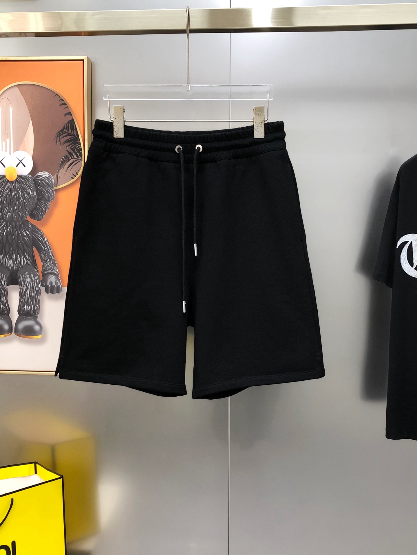 NO:902224,ami's new 2026 spring and summer original men's casual shorts are sold simultaneously at the counter. High-end customization. Fashionable and versatile embroidered logo pattern design. Customized original imported pure cotton fabric. Imported hardware accessories. The upper body is elegant and handsome, giving you a brand new sense of sight!  There is no sense of restraint. The details of the factory are meticulously made, and the upper body is not picky. It is a must-have for yourself. Sizes S-XL (the largest size can wear about 190 pounds) will be shipped the next day, shorts,19860909ami 2026春夏新款原单男士休闲短裤 柜台同步售卖高端定制 时尚百搭款刺绣logo图案设计 定制原版进口纯棉面料 进口五金辅料 上身优雅帅气,焕然一新的即视感！没有任何的束缚感 代工厂精细做细节都很到位,上身不挑人,必入的自留款.尺码S-XL (最大码可穿190斤左右）隔天出货,,shorts,,Men's clothing