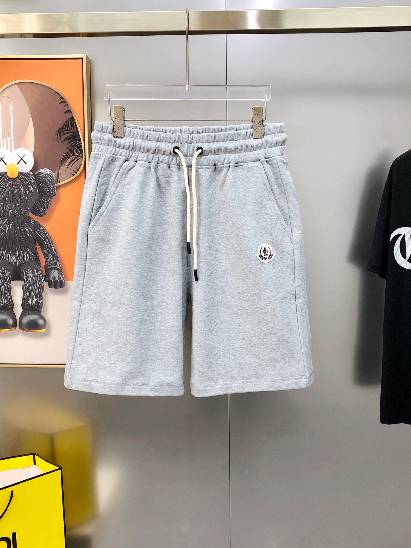 NO:902232,M*ncler 2026 spring and summer new original men's casual shorts for men. High-end customization is sold simultaneously at the counter. Fashionable and versatile embroidered logo design. Customized original imported pure cotton fabric. Imported hardware accessories. The upper body is elegant and handsome, giving you a brand new sense of sight!  There is no sense of restraint. The details of the factory are exquisite and the upper body is not picky. It is a must-have for yourself. Sizes M-3XL (the largest size can wear about 185 pounds) will be shipped the next day. 3 colors are available, Moncler, shorts,19860909M*ncler 蒙口2026春夏新款原单男士休闲短裤 柜台同步售卖高端定制 时尚百搭款绣logo标设计 定制原版进口纯棉面料 进口五金辅料 上身优雅帅气,焕然一新的即视感！没有任何的束缚感 代工厂精细做细节都很到位,上身不挑人,必入的自留款.尺码M-3XL (最大码可穿185斤左右）隔天出货 3色可选,,Moncler,shorts,,Men's clothing