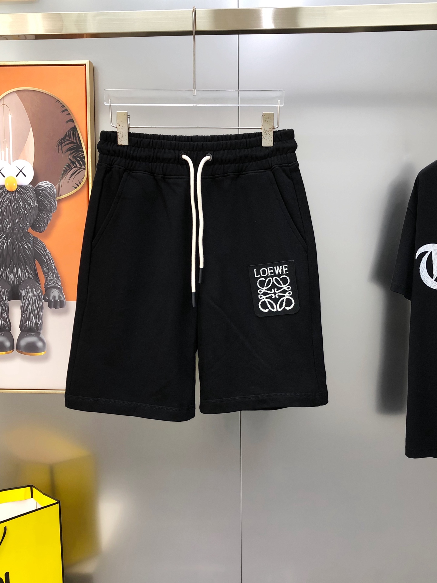 NO:902240,L*EWE Luo Yiwei's new 2026 spring and summer original men's casual shorts. High-end customization is sold simultaneously at the counter. Fashionable and versatile embroidered logo design. Customized original imported pure cotton fabric. Imported hardware accessories. The upper body is elegant and handsome, giving you a brand new sense of sight!  There is no sense of restraint. The details of the factory are exquisite and the upper body is not picky. It is a must-have for yourself. Sizes M-3XL (the largest size can wear about 185 pounds) will be shipped the next day. 3 colors are available, loewe, shorts,19860909L*EWE 罗意葳2026春夏新款原单男士休闲短裤 柜台同步售卖高端定制 时尚百搭款绣logo标设计 定制原版进口纯棉面料 进口五金辅料 上身优雅帅气,焕然一新的即视感！没有任何的束缚感 代工厂精细做细节都很到位,上身不挑人,必入的自留款.尺码M-3XL (最大码可穿185斤左右）隔天出货 3色可选,,loewe,shorts,,Men's clothing