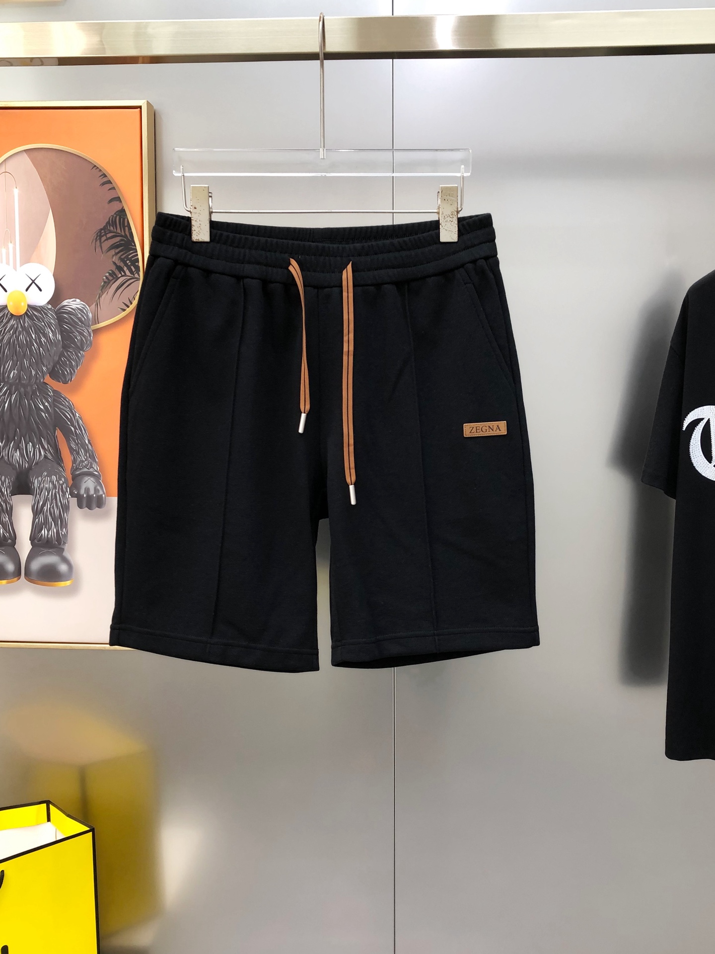 NO:902248,Z*gna Ermenegildo Zegna 2026 spring and summer new original men's casual shorts. High-end customization is sold simultaneously at the counter. Fashionable and versatile embroidered logo leather label design. Customized original imported pure cotton fabric. Imported hardware accessories. The upper body is elegant and handsome, giving you a brand new sense of sight!  There is no sense of restraint. The details of the factory are exquisite and the upper body is not picky. It is a must-have for yourself. Sizes M-4XL (the largest size can wear about 190 pounds) will be shipped the next day. 3 colors are available, zegna, shorts,19860909Z*gna 杰尼亚2026春夏新款原单男士休闲短裤 柜台同步售卖高端定制 时尚百搭款绣logo皮革标设计 定制原版进口纯棉面料 进口五金辅料 上身优雅帅气,焕然一新的即视感！没有任何的束缚感 代工厂精细做细节都很到位,上身不挑人,必入的自留款.尺码M-4XL (最大码可穿190斤左右）隔天出货 3色可选,,zegna,shorts,,Men's clothing