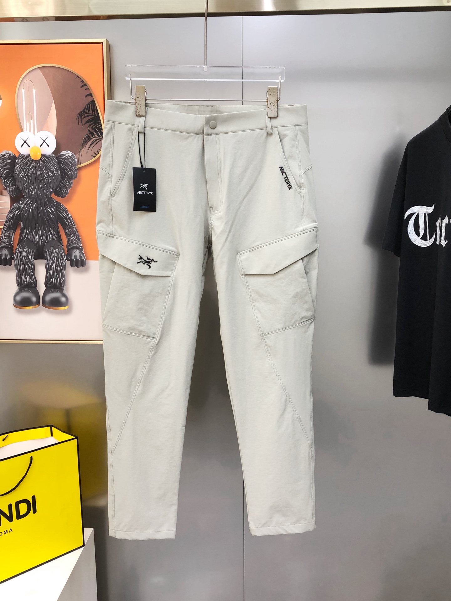 NO:902177,Arc'teryx 2026 spring and summer new original men's casual pants, sold simultaneously at the counter, high-end customization, original goods, simple, fashionable and versatile rubber letter logo pattern design, customized original imported polyester fiber quick-drying fabric, imported hardware accessories, elegant and handsome upper body, brand new sense of sight!  The details of the factory are meticulously made, and the upper body is not picky. It is a must-have for yourself. Sizes M-4XL=29-38 (the largest size can wear about 195 pounds) will be shipped the next day, arc'teryx,19860909始祖鸟2026春夏新款原单男士休闲裤 柜台同步售卖 高端定制 原单狠货 简洁时尚百搭款印胶字母logo图案设计 定制原版进口聚酯纤维速干面料 进口五金辅料 上身优雅帅气,焕然一新的即视感！代工厂精细做细节都很到位,上身不挑人,必入的自留款.尺码M-4XL=29-38(最大码可穿195斤左右）隔天出货,arc'teryx,,Men's clothing