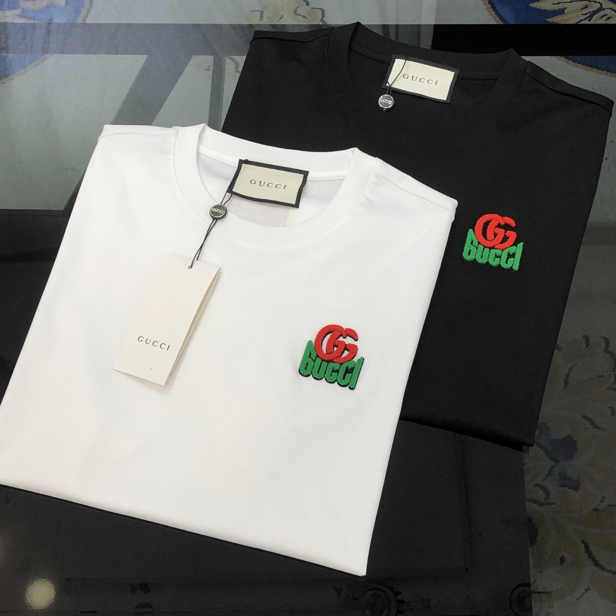 NO:902184,G*cci Gucci 2026 spring and summer new original men's round neck short-sleeved T-shirt, high-end customization, fashionable and versatile, sold simultaneously at the counter, toothbrush three-dimensional embroidered rubber logo pattern design, custom-made imported double-strand mercerized cotton fabric, skin-friendly and comfortable to wear, soft and breathable fabric, very delicate to the touch. All inside are made of single-needle hemming technology!  It can ensure that it will not deform when worn!  The tailoring is decent, without any sense of restraint, and the workmanship of the factory is fine. It shows temperament and class. The upper body is very handsome. Sizes M-4XL (the largest size can wear about 195 pounds. Please state your height and weight when placing an order). Black, white, T-shirt, tees, t-shirt,19860909G*cci 古齐2026春夏新款原单男士圆领短袖T恤 高端定制 时尚百搭 柜台同步售卖 牙刷立体绣印胶logo图案设计 客供定制进口双股丝光棉面料,穿着亲肤舒适 面料柔软透气 摸上去非常细腻的感觉.内里全部采用单针锁边工艺！能够确保穿着不变形！裁剪得体,没有任何束缚感,代工厂做工精细 显气质 显档次 上身非常帅气 尺码M-4XL（最大码可穿195斤左右 下单请报身高体重) 黑色 白色,,T-shirt,tees，t-shirt,,Men's clothing