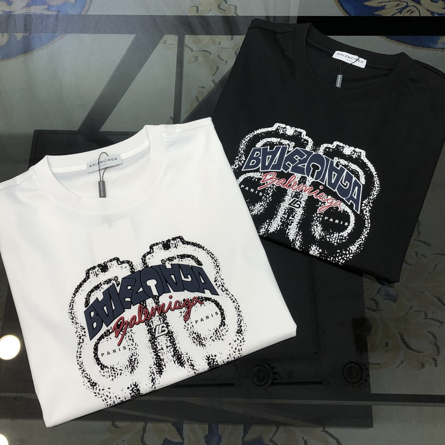 NO:902193,Bal*nciaga 2026 spring and summer new original men's round neck short-sleeved T-shirt, high-end customization, fashionable and versatile, sold simultaneously at the counter, offset printing letter logo design, custom-made imported double-strand mercerized cotton fabric, skin-friendly and comfortable to wear, soft and breathable fabric, very delicate to the touch. Single-needle hemming technology is used throughout the interior!  It can ensure that it will not deform when worn!  The tailoring is decent, without any sense of restraint, and the workmanship of the factory is fine. It shows temperament and class. The upper body is very handsome. Size M-4XL (the largest size can wear about 195 pounds. Please state your height and weight when placing an order). Black, white, balenciaga, T-shirt, tees, t-shirt,19860909Bal*nciaga 巴黎世家2026春夏新款原单男士圆领短袖T恤 高端定制 时尚百搭 柜台同步售卖 印胶印花字母logo图案设计 客供定制进口双股丝光棉面料,穿着亲肤舒适 面料柔软透气 摸上去非常细腻的感觉.内里全部采用单针锁边工艺！能够确保穿着不变形！裁剪得体,没有任何束缚感,代工厂做工精细 显气质 显档次 上身非常帅气 尺码M-4XL（最大码可穿195斤左右 下单请报身高体重) 黑色 白色,,balenciaga,T-shirt,tees，t-shirt,,Men's clothing