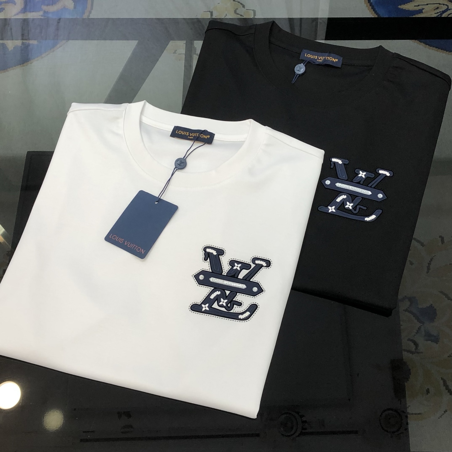 NO:902199,LV Louis Vuitton 2026 spring and summer new original men's round neck short-sleeved T-shirt. High-end customization. Fashionable and versatile. Simultaneous sales at the counter. Three-dimensional printed logo pattern design. Customized imported double-strand mercerized cotton fabric, skin-friendly and comfortable to wear. The fabric is soft and breathable. It feels very delicate. The inside is all made of single-needle hemming technology!  It can ensure that it will not deform when worn!  The tailoring is decent, without any sense of restraint, and the workmanship of the factory is fine. It shows temperament and class. The upper body is very handsome. Sizes M-4XL (the maximum size can wear about 195 pounds. Please state your height and weight when placing an order). Black, white, Louis vuitton, Louis vuitton, T-shirt, tees, t-shirt,19860909LV 路易威登2026春夏新款原单男士圆领短袖T恤 高端定制 时尚百搭 柜台同步售卖 立体印胶logo图案设计 客供定制进口双股丝光棉面料,穿着亲肤舒适 面料柔软透气 摸上去非常细腻的感觉.内里全部采用单针锁边工艺！能够确保穿着不变形！裁剪得体,没有任何束缚感,代工厂做工精细 显气质 显档次 上身非常帅气 尺码M-4XL（最大码可穿195斤左右 下单请报身高体重) 黑色 白色,,louis vuitton,louis vuitton,T-shirt,tees，t-shirt,,Men's clothing
