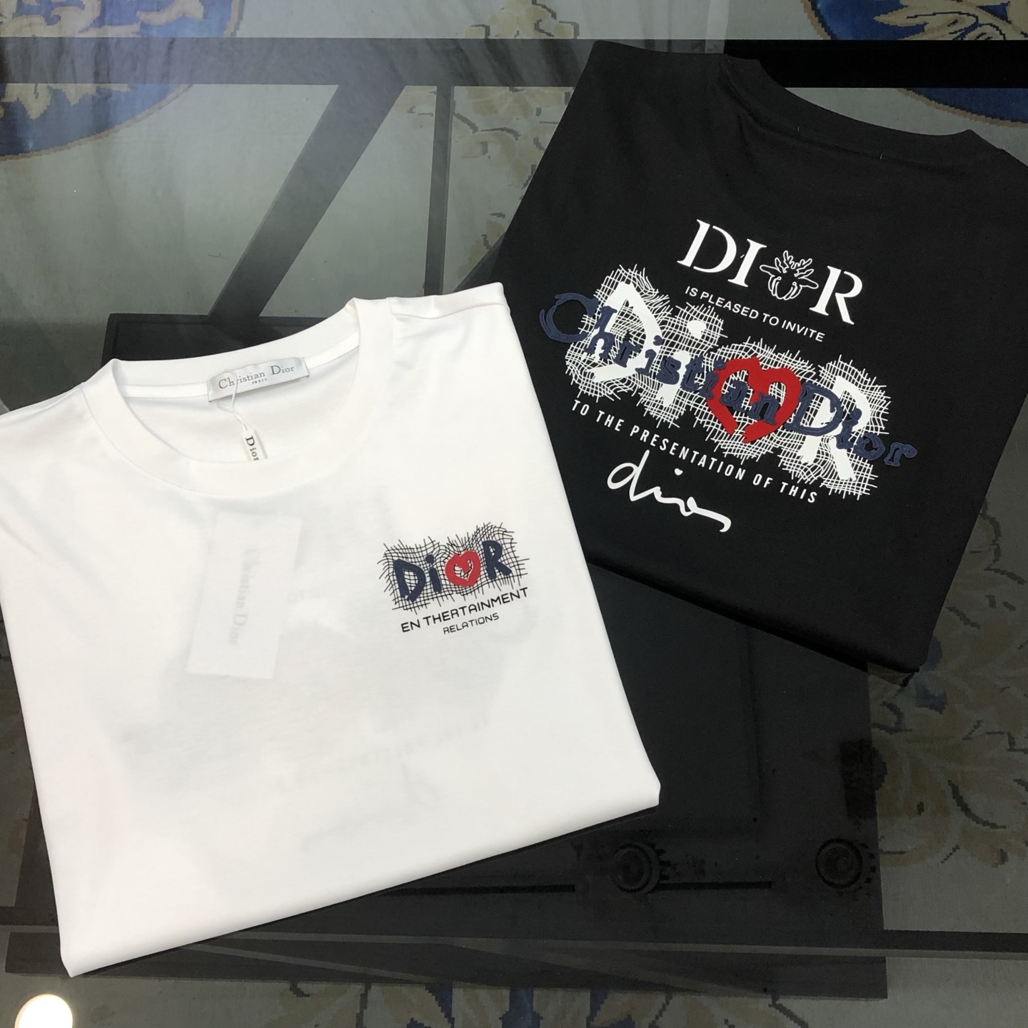 NO:902207,D*or Dior's new 2026 spring and summer original men's round neck short-sleeved T-shirt. High-end customization. Fashionable and versatile. Simultaneous sales at the counter. Three-dimensional printed rubber letter logo pattern design on the chest, front and back. Customized imported double-strand mercerized cotton fabric, skin-friendly and comfortable to wear. The fabric is soft and breathable. It feels very delicate. The inside is all made of single-needle hemming technology!  It can ensure that it will not deform when worn!  The tailoring is decent, without any sense of restraint, and the workmanship of the factory is fine. It shows temperament and class. The upper body is very handsome. Size M-4XL (the largest size can wear about 195 pounds. Please state your height and weight when placing an order). Black, white, dior, T-shirt, tees, t-shirt,19860909D*or 迪奥2026春夏新款原单男士圆领短袖T恤 高端定制 时尚百搭 柜台同步售卖 胸前后背立体印胶字母logo图案设计 客供定制进口双股丝光棉面料,穿着亲肤舒适 面料柔软透气 摸上去非常细腻的感觉.内里全部采用单针锁边工艺！能够确保穿着不变形！裁剪得体,没有任何束缚感,代工厂做工精细 显气质 显档次 上身非常帅气 尺码M-4XL（最大码可穿195斤左右 下单请报身高体重) 黑色 白色,,dior,T-shirt,tees，t-shirt,,Men's clothing