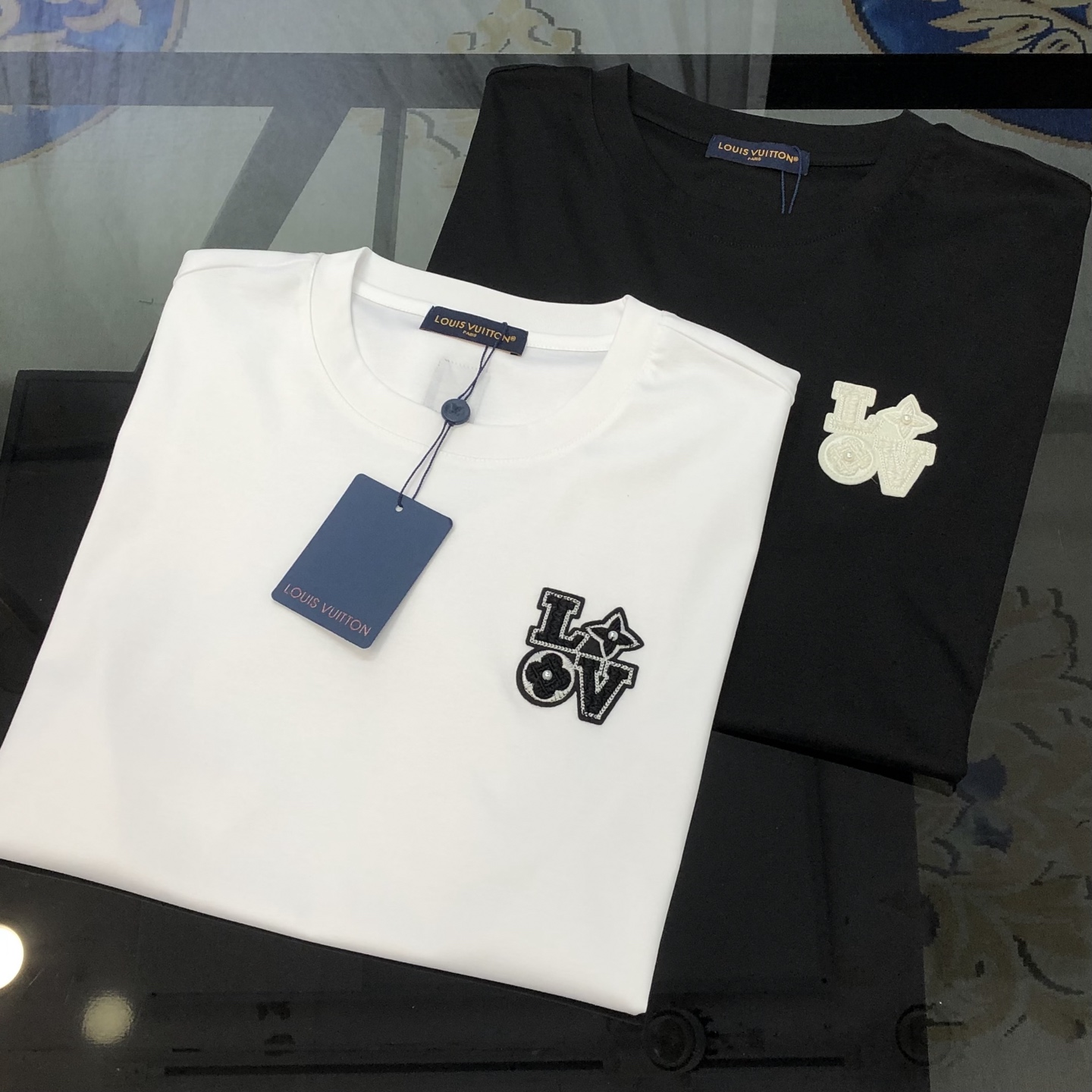 NO:902218,LV Louis Vuitton 2026 spring and summer new original men's round neck short-sleeved T-shirt, high-end customization, fashionable and versatile, simultaneous sales at the counter, patch embroidery logo pattern design, custom-made imported double-strand mercerized cotton fabric, skin-friendly and comfortable to wear, the fabric is soft and breathable, and feels very delicate to the touch. The inside is all made of single-needle locking technology!  It can ensure that it will not deform when worn!  The tailoring is decent, without any sense of restraint, and the workmanship of the factory is fine. It shows temperament and class. The upper body is very handsome. Sizes M-4XL (the maximum size can wear about 195 pounds. Please state your height and weight when placing an order). Black, white, Louis vuitton, Louis vuitton, T-shirt, tees, t-shirt,19860909LV 路易威登2026春夏新款原单男士圆领短袖T恤 高端定制 时尚百搭 柜台同步售卖 贴布绣logo图案设计 客供定制进口双股丝光棉面料,穿着亲肤舒适 面料柔软透气 摸上去非常细腻的感觉.内里全部采用单针锁边工艺！能够确保穿着不变形！裁剪得体,没有任何束缚感,代工厂做工精细 显气质 显档次 上身非常帅气 尺码M-4XL（最大码可穿195斤左右 下单请报身高体重) 黑色 白色,,louis vuitton,louis vuitton,T-shirt,tees，t-shirt,,Men's clothing