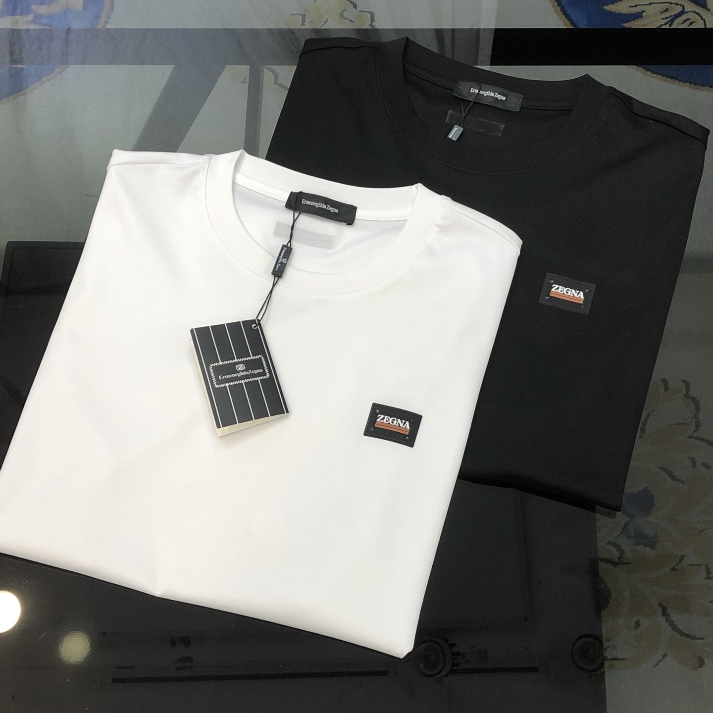 NO:902225,Z*gna Zegna 2026 spring and summer new original men's round neck short-sleeved T-shirt, high-end customization, fashionable and versatile, sold at the same time at the counter, printed letter logo design, custom-made imported double-strand mercerized cotton fabric, skin-friendly and comfortable to wear, the fabric is soft and breathable, and feels very delicate. The inside is all made of single-needle hemming technology!  It can ensure that it will not deform when worn!  The tailoring is decent, without any sense of restraint, and the workmanship of the factory is fine. It shows temperament and class. The upper body is very handsome. Size M-4XL (the largest size can wear about 195 pounds. Please state your height and weight when placing an order). Black, white, zegna, T-shirt, tees, t-shirt,19860909Z*gna 杰尼亚2026春夏新款原单男士圆领短袖T恤 高端定制 时尚百搭 柜台同步售卖 印胶字母logo设计 客供定制进口双股丝光棉面料,穿着亲肤舒适 面料柔软透气 摸上去非常细腻的感觉.内里全部采用单针锁边工艺！能够确保穿着不变形！裁剪得体,没有任何束缚感,代工厂做工精细 显气质 显档次 上身非常帅气 尺码M-4XL（最大码可穿195斤左右 下单请报身高体重) 黑色 白色,,zegna,T-shirt,tees，t-shirt,,Men's clothing