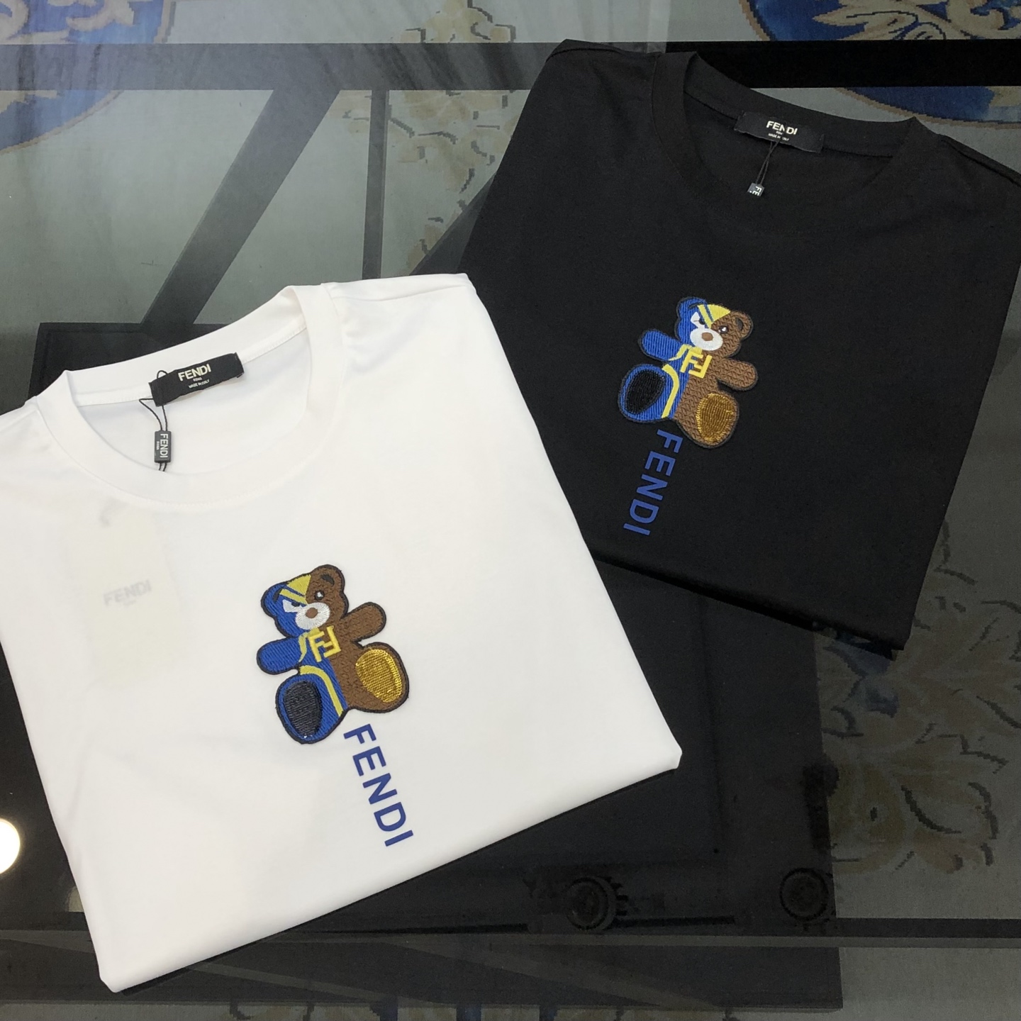 NO:902234,FD Fendi 2026 spring and summer new original men's round neck short-sleeved T-shirt, high-end customization, fashionable and versatile, sold simultaneously at the counter, patch embroidery and rubber letter logo design, custom-made imported double-strand mercerized cotton fabric, skin-friendly and comfortable to wear, soft and breathable fabric, very delicate to the touch. Single-needle hemming technology is used throughout the interior!  It can ensure that it will not deform when worn!  The tailoring is decent, without any sense of restraint, and the workmanship of the factory is fine. It shows temperament and class. The upper body is very handsome. Size M-4XL (the largest size can wear about 195 pounds. Please state your height and weight when placing an order). Black, white, fendi, T-shirt, tees, t-shirt,19860909FD 芬迪2026春夏新款原单男士圆领短袖T恤 高端定制 时尚百搭 柜台同步售卖 贴布绣印胶字母logo图案设计 客供定制进口双股丝光棉面料,穿着亲肤舒适 面料柔软透气 摸上去非常细腻的感觉.内里全部采用单针锁边工艺！能够确保穿着不变形！裁剪得体,没有任何束缚感,代工厂做工精细 显气质 显档次 上身非常帅气 尺码M-4XL（最大码可穿195斤左右 下单请报身高体重) 黑色 白色,,fendi,T-shirt,tees，t-shirt,,Men's clothing
