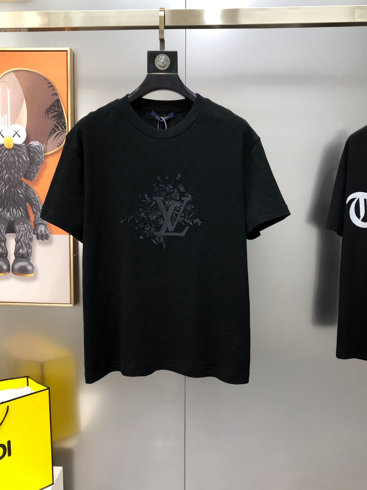 NO:902312,LV Louis Vuitton's 2026 spring and summer new original men's round neck short-sleeved T-shirt is sold at the same time at the counter. Popular high-end quality. High version OS wide version. Three-dimensional embroidery logo design. Customized imported pure cotton fabric. Soft and delicate feel. Skin-friendly and comfortable to wear. Factory finely made upper body. Very handsome and stylish. Men's must-have items. Three standards are available. All sizes S-XL (the largest size can wear about 190 pounds. Please indicate your height and weight when placing an order)  Next day shipping black,,louis vuitton,louis vuitton,T-shirt,tees,t-shirt,19860909LV 路易威登2026春夏新款原单男士圆领短袖T恤 专柜同步售卖 爆款高端品质 高版本 OS版型阔版 立体刺绣logo图案设计 定制进口纯棉面料 手感柔软细腻 穿着亲肤舒适 代工厂精细做上身非常帅气有型 男士必备单品 三标齐 全 尺码S-XL（偏大最大码可穿190斤左右 下单请报身高体重) 隔天出货 黑色,,louis vuitton,louis vuitton,T-shirt,tees，t-shirt,,Men's clothing