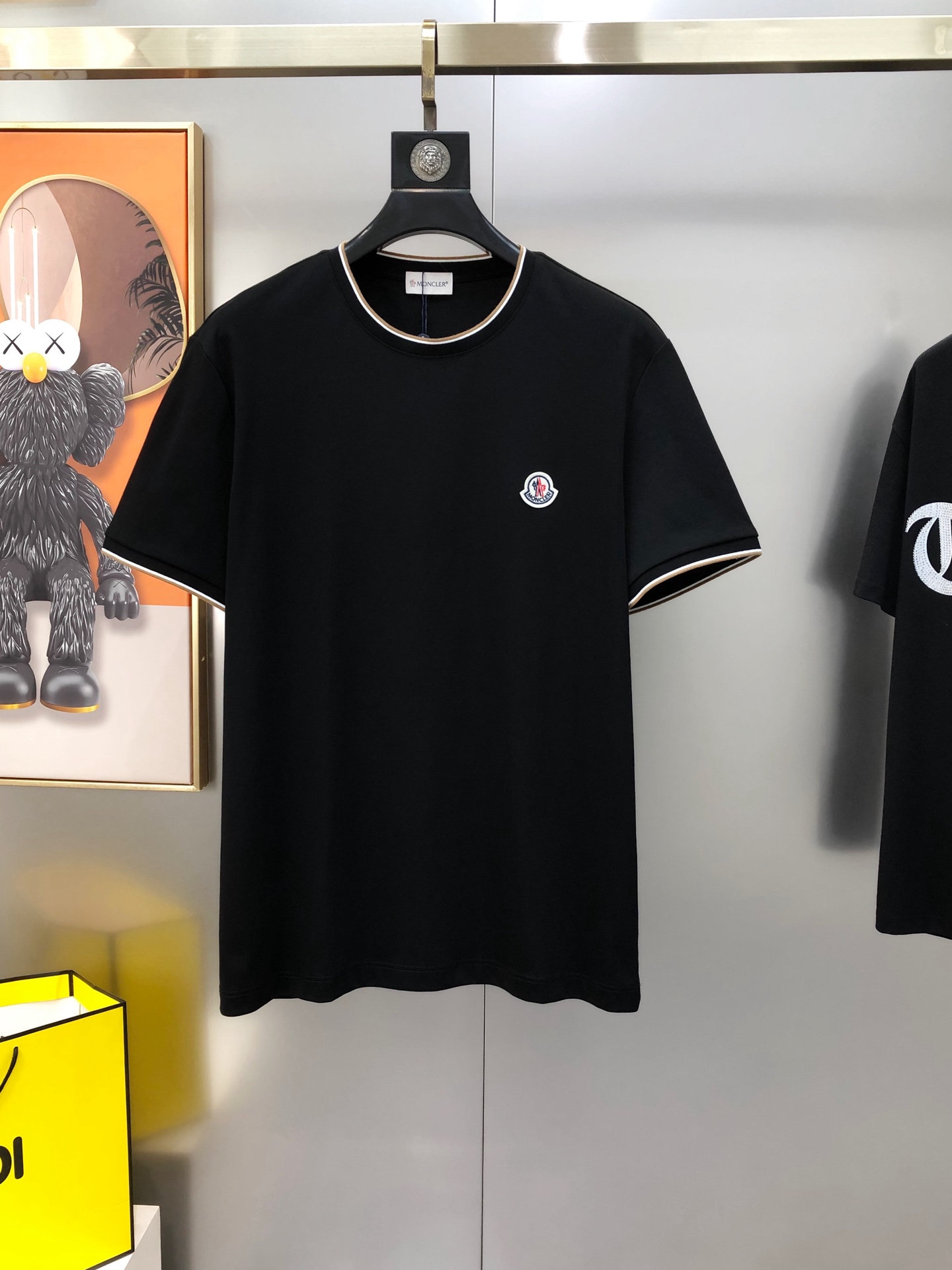 NO:902270,M*ncler 2026 spring and summer new original men's round neck short-sleeved T-shirt. Attention to details. High-end quality fabric. High version. Logo embroidered on the chest. Custom imported double-ply mercerized cotton fabric. Soft and delicate feel. Skin-friendly and comfortable to wear. The upper body is made by the factory and is very handsome and stylish. Sizes M-4XL (the maximum size can wear about 195 pounds. Please state your height and weight when placing an order). 3 colors available.  Next day shipping, Moncler, T-shirt, tees, t-shirt,19860909M*ncler 蒙口2026春夏新款原单男士圆领短袖T恤 专柜同步售卖 注意细节面料爆款高端品质 高版本 胸前绣logo标设计 定制进口双股丝光棉面料 手感柔软细腻 穿着亲肤舒适 代工厂精细做上身非常帅气有型 尺码M-4XL（最大码可穿195斤左右 下单请报身高体重) 3色可选 隔天出货,,Moncler,T-shirt,tees，t-shirt,,Men's clothing