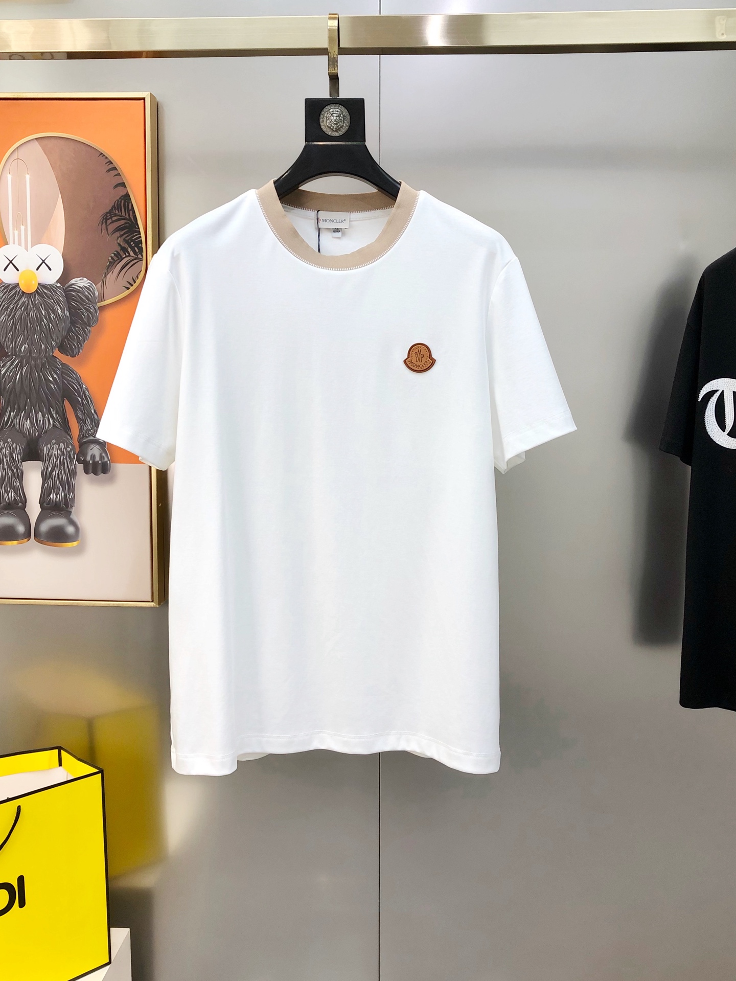 NO:902277,M*ncler 2026 spring and summer new original men's round neck short-sleeved T-shirt, sold at the same time at the counter, pay attention to the details, the fabric is popular, high-end quality, high version, embroidered logo design on the chest, custom imported double-strand mercerized cotton fabric, soft and delicate feel, skin-friendly and comfortable to wear, the upper body is made by the factory and is very handsome and stylish. Size M-4XL (the maximum size can wear about 195 pounds, please state your height and weight when placing an order) Black White  Next day shipping, Moncler, T-shirt, tees, t-shirt,19860909M*ncler 蒙口2026春夏新款原单男士圆领短袖T恤 专柜同步售卖 注意细节面料爆款高端品质 高版本 胸前绣logo标设计 定制进口双股丝光棉面料 手感柔软细腻 穿着亲肤舒适 代工厂精细做上身非常帅气有型 尺码M-4XL（最大码可穿195斤左右 下单请报身高体重) 黑色 白色 隔天出货,,Moncler,T-shirt,tees，t-shirt,,Men's clothing