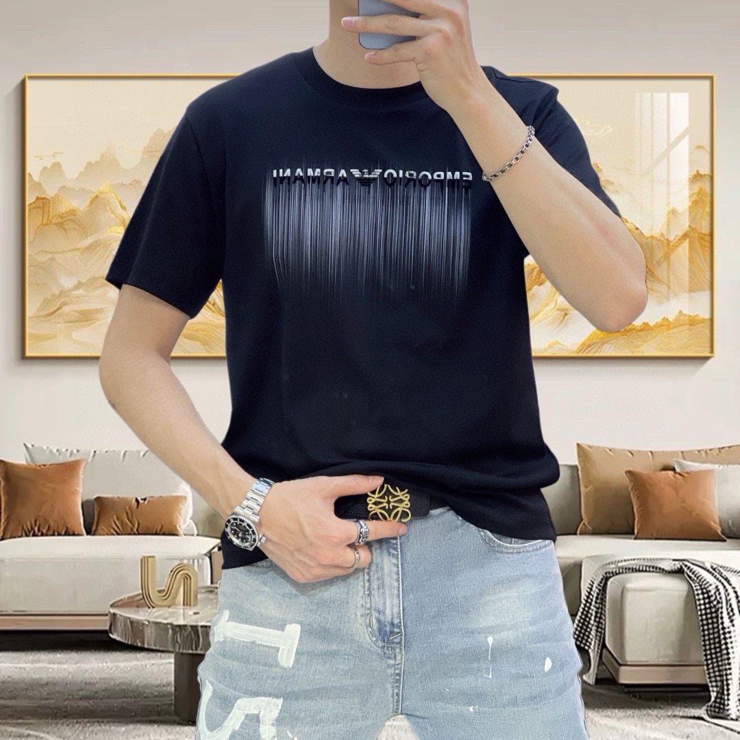 NO:902081,A*mani Armani 2026 spring and summer new original men's round neck short-sleeved T-shirt, high-end customization, fashionable and versatile, sold simultaneously at the counter, offset printed letter logo design, custom-made imported liquid ammonia cotton fabric, skin-friendly and comfortable to wear, soft and breathable fabric, very delicate to the touch. Single-needle hemming technology is used throughout the interior!  It can ensure that it will not deform when worn!  The tailoring is decent, without any sense of restraint, and the workmanship of the factory is fine. It shows temperament and class. The upper body is very handsome. Sizes M-4XL (the largest size can wear about 195 pounds. Please state your height and weight when placing an order), armani, T-shirt, tees, t-shirt,19860909A*mani 阿玛尼2026春夏新款原单男士圆领短袖T恤 高端定制 时尚百搭 柜台同步售卖 印胶印花字母logo设计 客供定制进口液氨棉面料,穿着亲肤舒适 面料柔软透气 摸上去非常细腻的感觉.内里全部采用单针锁边工艺！能够确保穿着不变形！裁剪得体,没有任何束缚感,代工厂做工精细 显气质 显档次 上身非常帅气 尺码M-4XL（最大码可穿195斤左右 下单请报身高体重),,armani,T-shirt,tees，t-shirt,,Men's clothing