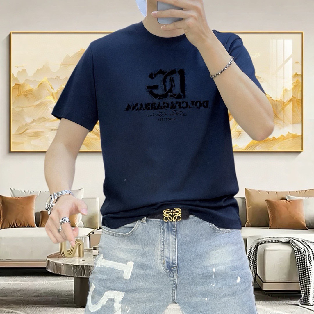 NO:902089,DG Dolce & Gabbana 2026 spring and summer new original men's round neck short-sleeved T-shirt, high-end customization, fashionable and versatile, sold at the same time at the counter, three-dimensional printed rubber letters logo design, custom-made imported liquid ammonia cotton fabric, skin-friendly and comfortable to wear, soft and breathable fabric, very delicate to the touch. The inside is all made of single-needle hemming technology!  It can ensure that it will not deform when worn!  The tailoring is decent, without any sense of restraint, and the workmanship of the factory is fine. It shows temperament and class. The upper body is very handsome. Sizes M-4XL (the largest size can wear about 195 pounds. Please state your height and weight when placing an order), Dolce&Gabbana, T-shirt, tees, t-shirt,19860909DG 杜嘉班纳2026春夏新款原单男士圆领短袖T恤 高端定制 时尚百搭 柜台同步售卖 立体印胶字母logo图案设计 客供定制进口液氨棉面料,穿着亲肤舒适 面料柔软透气 摸上去非常细腻的感觉.内里全部采用单针锁边工艺！能够确保穿着不变形！裁剪得体,没有任何束缚感,代工厂做工精细 显气质 显档次 上身非常帅气 尺码M-4XL（最大码可穿195斤左右 下单请报身高体重),,Dolce&Gabbana,T-shirt,tees，t-shirt,,Men's clothing