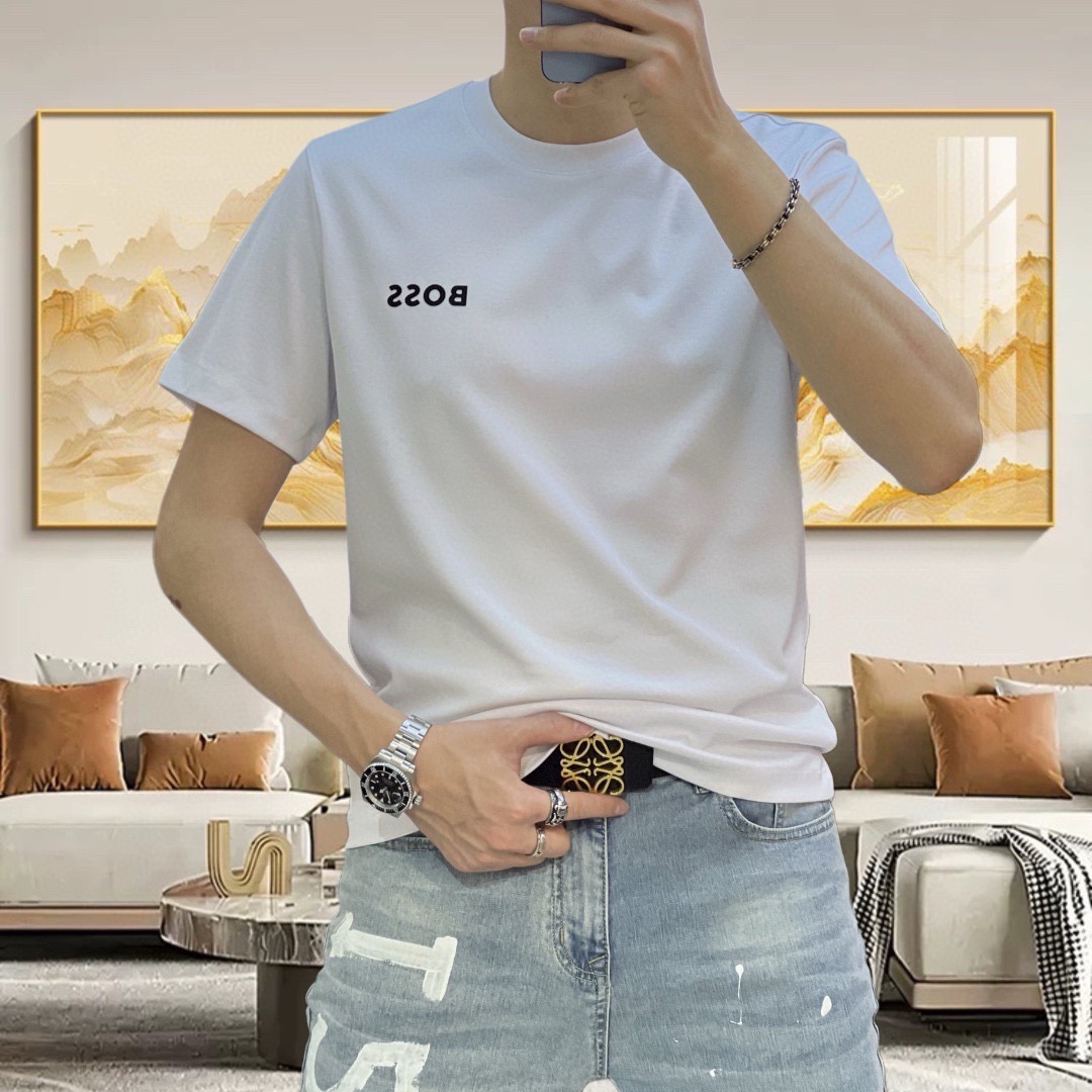 NO:902097,BOSS 2026 spring and summer new original men's round neck short-sleeved T-shirt, high-end customization, fashionable and versatile, sold simultaneously at the counter, three-dimensional printed rubber letter logo design, custom-made imported liquid ammonia cotton fabric, skin-friendly and comfortable to wear, the fabric is soft and breathable, and feels very delicate to the touch. The inside is all made of single-needle hemming technology!  It can ensure that it will not deform when worn!  The tailoring is decent, without any sense of restraint, and the workmanship of the factory is fine. It shows temperament and class. The upper body is very handsome. Sizes M-4XL (the largest size can wear about 195 pounds. Please state your height and weight when placing an order), T-shirt, tees, t-shirt,19860909BOSS 2026春夏新款原单男士圆领短袖T恤 高端定制 时尚百搭 柜台同步售卖 立体印胶字母logo设计 客供定制进口液氨棉面料,穿着亲肤舒适 面料柔软透气 摸上去非常细腻的感觉.内里全部采用单针锁边工艺！能够确保穿着不变形！裁剪得体,没有任何束缚感,代工厂做工精细 显气质 显档次 上身非常帅气 尺码M-4XL（最大码可穿195斤左右 下单请报身高体重),,T-shirt,tees，t-shirt,,Men's clothing