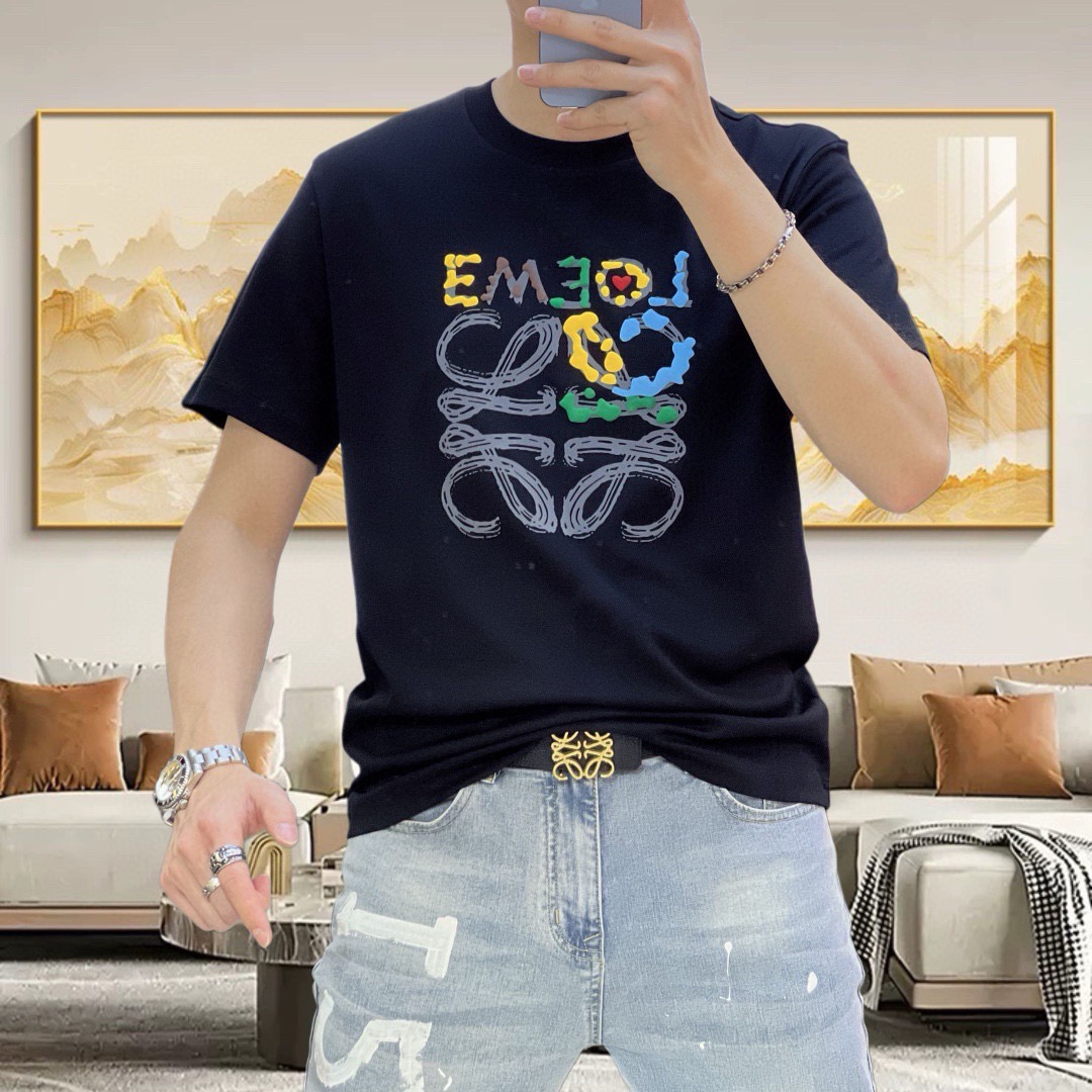 NO:902024,L*EWE Luo Yiwei 2026 spring and summer new original men's round neck short-sleeved T-shirt, high-end customization, fashionable and versatile, sold simultaneously at the counter, printed letter logo pattern design, custom-made imported liquid ammonia cotton fabric, skin-friendly and comfortable to wear, the fabric is soft and breathable, and feels very delicate. The inside is all made of single-needle hemming technology!  It can ensure that it will not deform when worn!  The tailoring is decent, without any sense of restraint. The workmanship of the factory is fine. It shows temperament and class. The upper body is very handsome. Sizes M-4XL (the largest size can wear about 195 pounds. Please state your height and weight when placing an order),, loewe, T-shirt, tees, t-shirt,19860909L*EWE 罗意葳2026春夏新款原单男士圆领短袖T恤 高端定制 时尚百搭 柜台同步售卖 印胶字母logo图案设计 客供定制进口液氨棉面料,穿着亲肤舒适 面料柔软透气 摸上去非常细腻的感觉.内里全部采用单针锁边工艺！能够确保穿着不变形！裁剪得体,没有任何束缚感,代工厂做工精细 显气质 显档次 上身非常帅气 尺码M-4XL（最大码可穿195斤左右 下单请报身高体重),,loewe,T-shirt,tees，t-shirt,,Men's clothing
