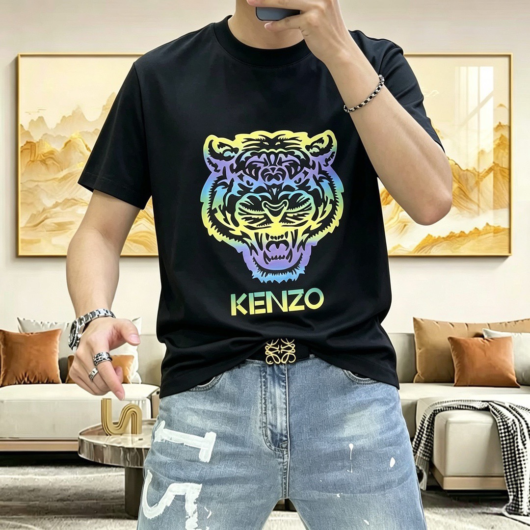 NO:902031,K*NZO Kenzo 2026 spring and summer new original men's round neck short-sleeved T-shirt. High-end customization. Fashionable and versatile. Classic hot style. Simultaneous sales at the counter. Printed letter logo pattern design. Customized imported liquid ammonia cotton fabric, skin-friendly and comfortable to wear. The fabric is soft and breathable. It feels very delicate. The inside is all made of single-needle hemming technology!  It can ensure that it will not deform when worn!  The tailoring is decent, without any sense of restraint, and the workmanship of the factory is fine. It shows temperament and class. The upper body is very handsome. Sizes M-4XL (the largest size can wear about 195 pounds. Please state your height and weight when placing an order), T-shirt, tees, t-shirt,19860909K*NZO 高田贤三2026春夏新款原单男士圆领短袖T恤 高端定制 时尚百搭 经典大爆款 柜台同步售卖 印胶字母logo图案设计 客供定制进口液氨棉面料,穿着亲肤舒适 面料柔软透气 摸上去非常细腻的感觉.内里全部采用单针锁边工艺！能够确保穿着不变形！裁剪得体,没有任何束缚感,代工厂做工精细 显气质 显档次 上身非常帅气 尺码M-4XL（最大码可穿195斤左右 下单请报身高体重),,T-shirt,tees，t-shirt,,Men's clothing