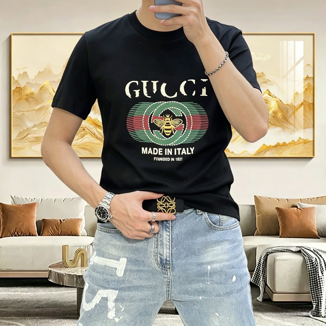 NO:902040,G*cci Gucci 2026 spring and summer new original men's round neck short-sleeved T-shirt. High-end customization. Fashionable and versatile. Classic hot style. Simultaneous sales at the counter. Printed letter logo pattern design. Customized imported liquid ammonia cotton fabric, skin-friendly and comfortable to wear. The fabric is soft and breathable. It feels very delicate. The inside is all made of single-needle locking technology!  It can ensure that it will not deform when worn!  The tailoring is decent, without any sense of restraint, and the workmanship of the factory is fine. It shows temperament and class. The upper body is very handsome. Sizes M-4XL (the largest size can wear about 195 pounds. Please state your height and weight when placing an order), T-shirt, tees, t-shirt,19860909G*cci 古齐2026春夏新款原单男士圆领短袖T恤 高端定制 时尚百搭 经典大爆款 柜台同步售卖 印胶字母logo图案设计 客供定制进口液氨棉面料,穿着亲肤舒适 面料柔软透气 摸上去非常细腻的感觉.内里全部采用单针锁边工艺！能够确保穿着不变形！裁剪得体,没有任何束缚感,代工厂做工精细 显气质 显档次 上身非常帅气 尺码M-4XL（最大码可穿195斤左右 下单请报身高体重),,T-shirt,tees，t-shirt,,Men's clothing