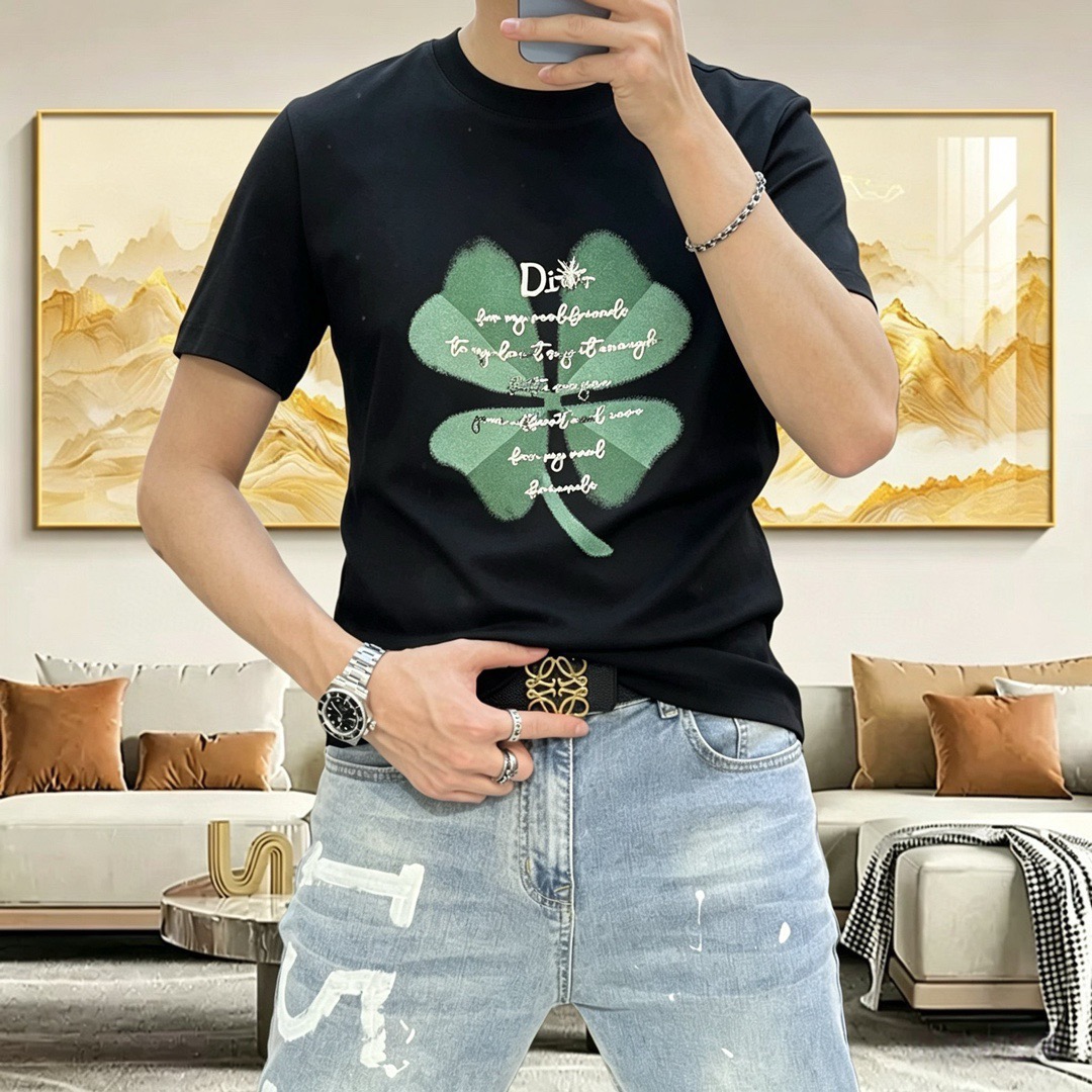 NO:902050,D*or Dior's 2026 spring and summer new original men's round neck short-sleeved T-shirt. High-end customization. Fashionable and versatile. Classic hot style. Simultaneous sales at the counter. Offset printed letter logo pattern design. Customized imported liquid ammonia cotton fabric, skin-friendly and comfortable to wear. The fabric is soft and breathable. It feels very delicate. The inside is all made of single-needle hemming technology!  It can ensure that it will not deform when worn!  The tailoring is decent, without any sense of restraint, and the workmanship of the factory is fine. It shows temperament and class. The upper body is very handsome. Sizes M-4XL (the largest size can wear about 195 pounds. Please state your height and weight when placing an order), dior, T-shirt, tees, t-shirt,19860909D*or 迪奥2026春夏新款原单男士圆领短袖T恤 高端定制 时尚百搭 经典大爆款 柜台同步售卖 印胶印花字母logo图案设计 客供定制进口液氨棉面料,穿着亲肤舒适 面料柔软透气 摸上去非常细腻的感觉.内里全部采用单针锁边工艺！能够确保穿着不变形！裁剪得体,没有任何束缚感,代工厂做工精细 显气质 显档次 上身非常帅气 尺码M-4XL（最大码可穿195斤左右 下单请报身高体重),,dior,T-shirt,tees，t-shirt,,Men's clothing
