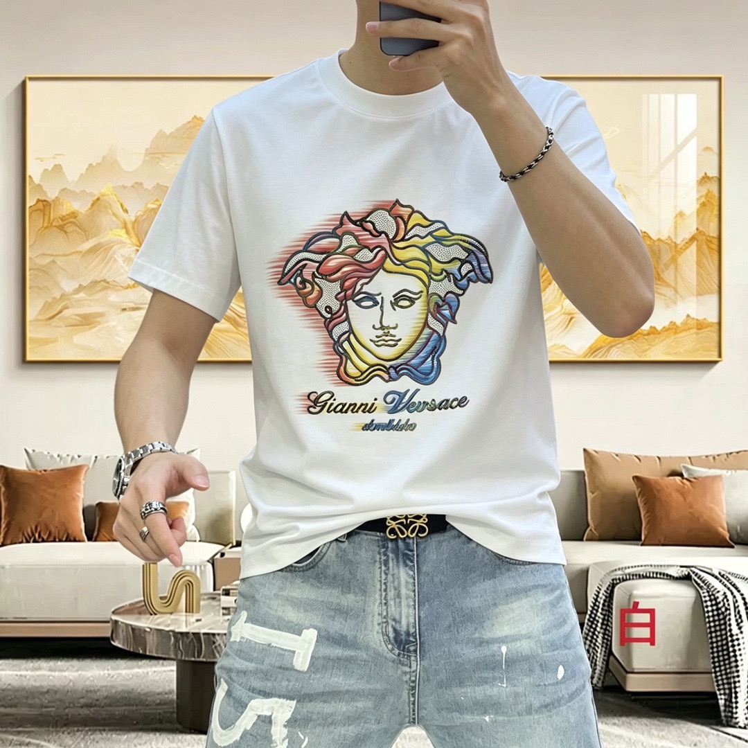 NO:902057,V*rsace Versace 2026 spring and summer new original men's round neck short-sleeved T-shirt, high-end customization, fashionable and versatile, classic hot style, sold simultaneously at the counter, stamped with rhinestone letters and Medusa logo design, custom-made imported liquid ammonia cotton fabric, skin-friendly and comfortable to wear. The fabric is soft and breathable, and feels very delicate. The inside is all made of single-needle hemming technology!  It can ensure that it will not deform when worn!  The tailoring is decent, without any sense of restraint, and the workmanship of the factory is fine. It shows temperament and class. The upper body is very handsome. Sizes M-4XL (the largest size can wear about 195 pounds. Please state your height and weight when placing an order), versace, T-shirt, tees, t-shirt,19860909V*rsace 范思哲2026春夏新款原单男士圆领短袖T恤 高端定制 时尚百搭 经典大爆款 柜台同步售卖 印胶烫钻字母美杜莎logo图案设计 客供定制进口液氨棉面料,穿着亲肤舒适 面料柔软透气 摸上去非常细腻的感觉.内里全部采用单针锁边工艺！能够确保穿着不变形！裁剪得体,没有任何束缚感,代工厂做工精细 显气质 显档次 上身非常帅气 尺码M-4XL（最大码可穿195斤左右 下单请报身高体重),,versace,T-shirt,tees，t-shirt,,Men's clothing