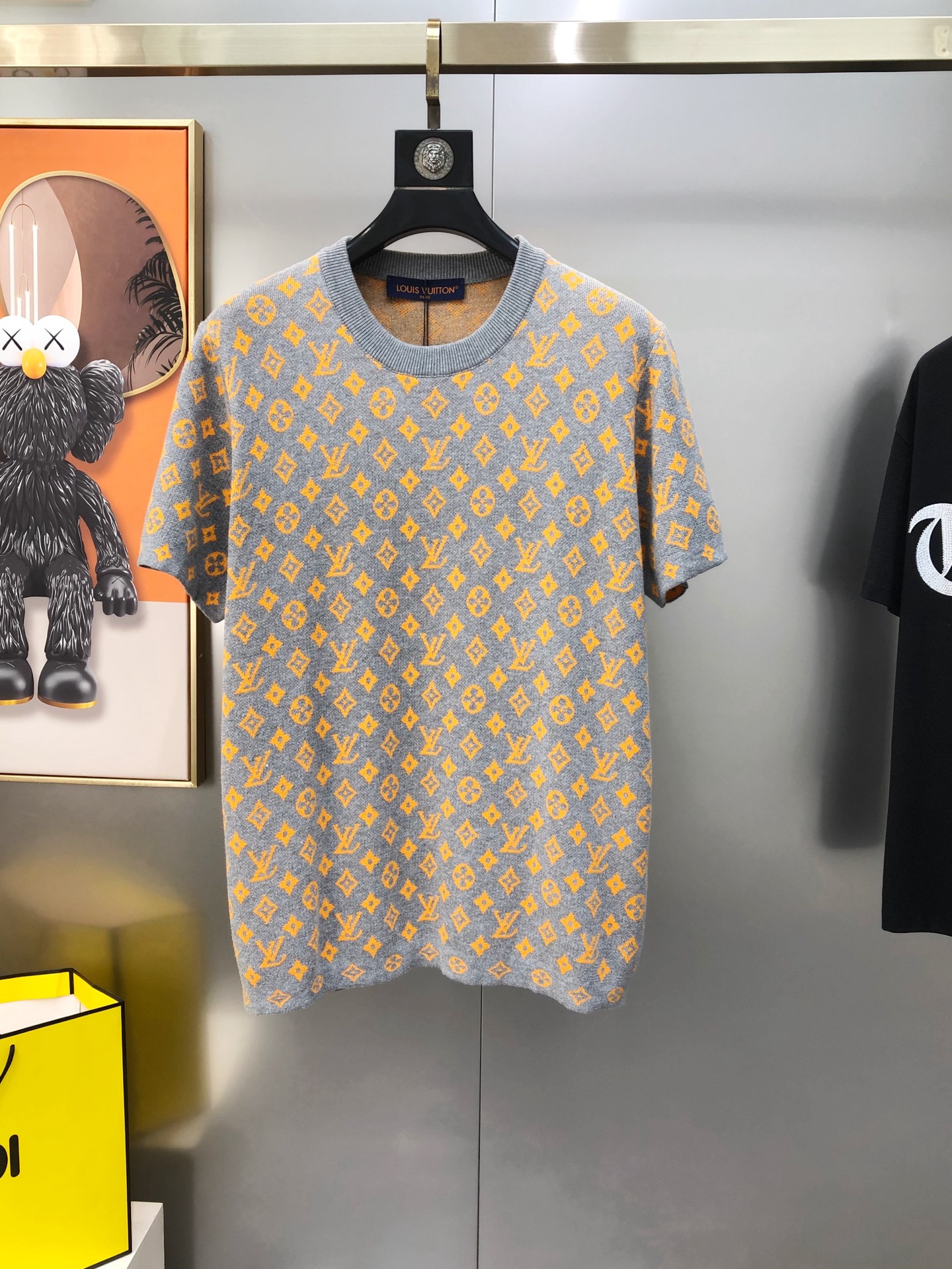 NO:902281,LV Louis Vuitton 2026 new men's original single round neck short-sleeved knitted sweater, sold simultaneously at the counter, channel goods, high version hot style, fashionable and versatile, panoramic jacquard logo pattern design, custom imported Tencel cotton and wool blended fabric, soft and delicate, easy to highlight the temperament, versatile and slimming on the upper body!  The fabrics and factories we choose are all used by first-line brands. The upper body is finely made and looks very handsome. The sizes are S-XL (too large. The maximum size can wear about 190 pounds. Please indicate your height and weight when placing an order). The goods will be shipped the next day. Louis vuitton, louis vuitton, sweaters, T-shirt,19860909LV 路易威登2026新款男士原单圆领短袖针织毛衣 柜台同步售卖 渠道货 高版本爆款 时尚百搭 全景提花logo图案设计 定制进口天丝棉羊毛混纺面料 柔软细腻 极易凸显出气质 ,上身百搭显瘦！我们所选择的面料及工厂都是一线品牌所使用的 精细做上身非常帅气 码数S-XL（偏大 最大码可穿190斤左右 下单请报身高体重）隔天出货,,louis vuitton,louis vuitton,sweaters,T-shirt,,Men's clothing