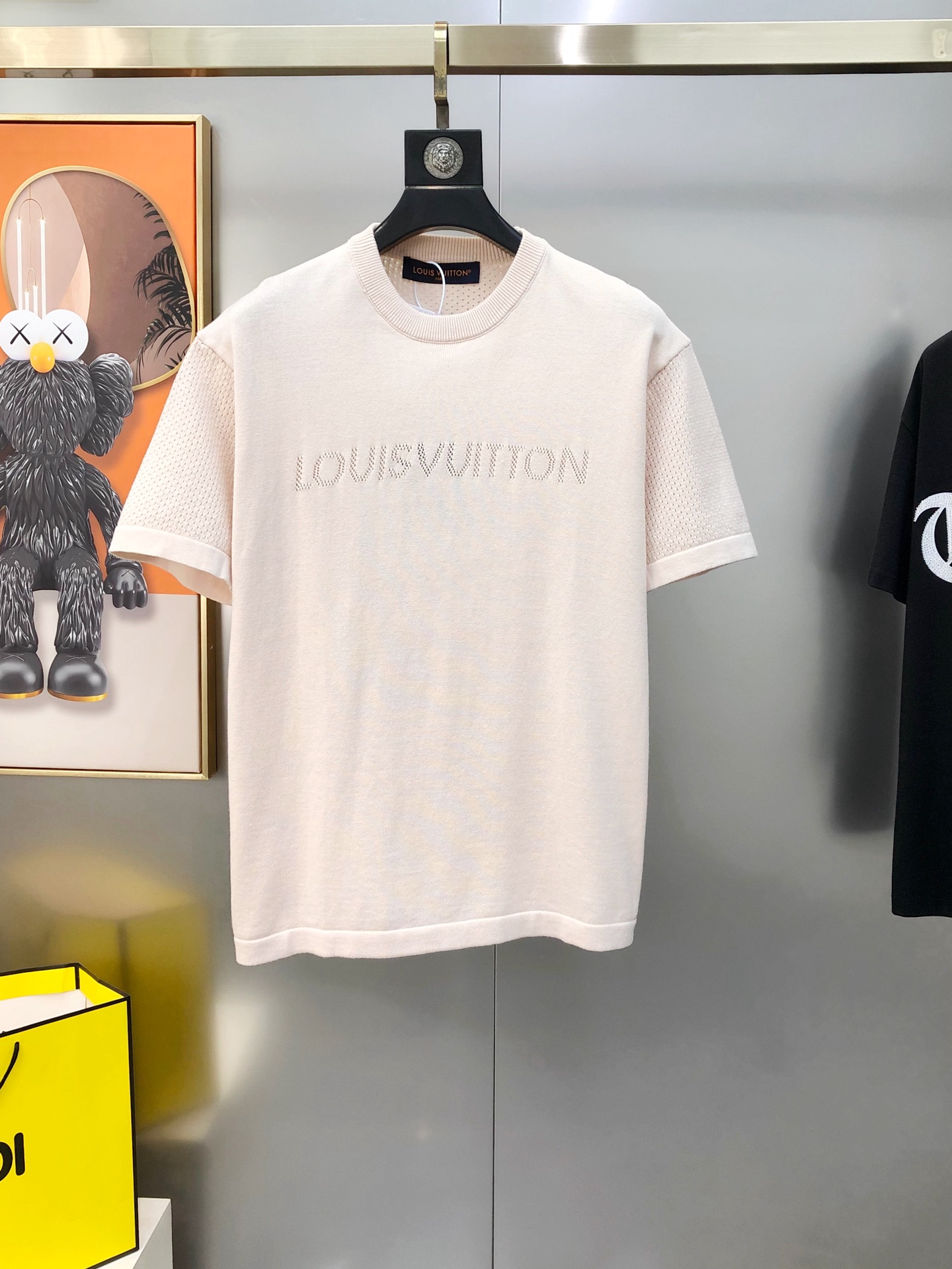 NO:902275,LV Louis Vuitton 2026 new men's original single round neck short-sleeved knitted sweater, sold simultaneously at the counter, channel goods, high version hot style, fashionable and versatile, jacquard letter logo design, custom imported Tencel cotton and wool blended fabric, soft and delicate, easy to highlight your temperament, versatile and slimming on the upper body!  The fabrics and factories we choose are all used by first-line brands. The upper body is finely made and looks very handsome. The sizes are S-XL (too large. The maximum size can wear about 190 pounds. Please indicate your height and weight when placing an order). Ships next day. Royal blue, beige, louis vuitton, louis vuitton, sweaters, T-shirt,19860909LV 路易威登2026新款男士原单圆领短袖针织毛衣 柜台同步售卖 渠道货 高版本爆款 时尚百搭 提花字母logo设计 定制进口天丝棉羊毛混纺面料 柔软细腻 极易凸显出气质 ,上身百搭显瘦！我们所选择的面料及工厂都是一线品牌所使用的 精细做上身非常帅气 码数S-XL（偏大 最大码可穿190斤左右 下单请报身高体重）隔天出货 宝蓝色 米色,,louis vuitton,louis vuitton,sweaters,T-shirt,,Men's clothing