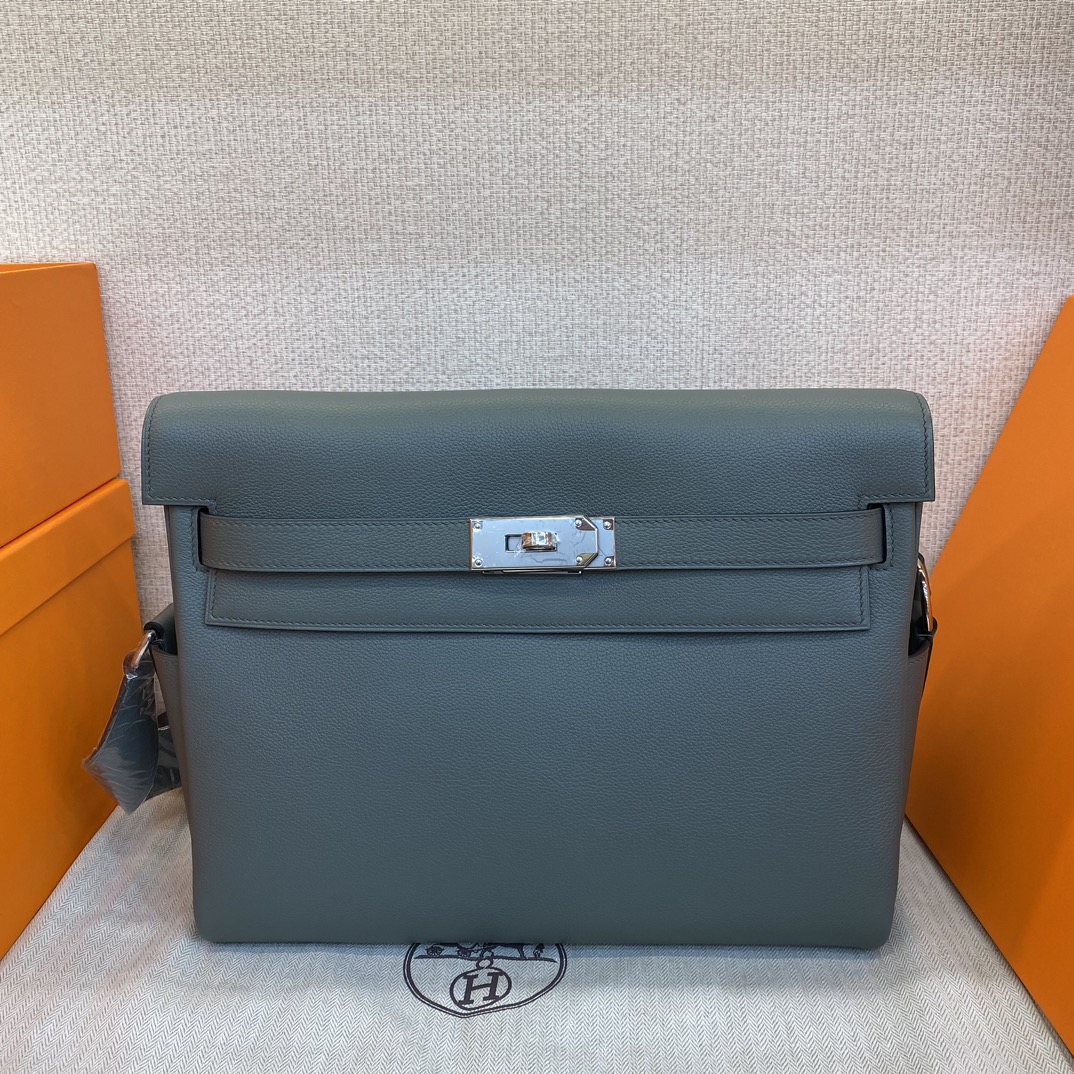 Hermès Customer order: Kelly messenger bag, almond green, silver buckle, panel seams