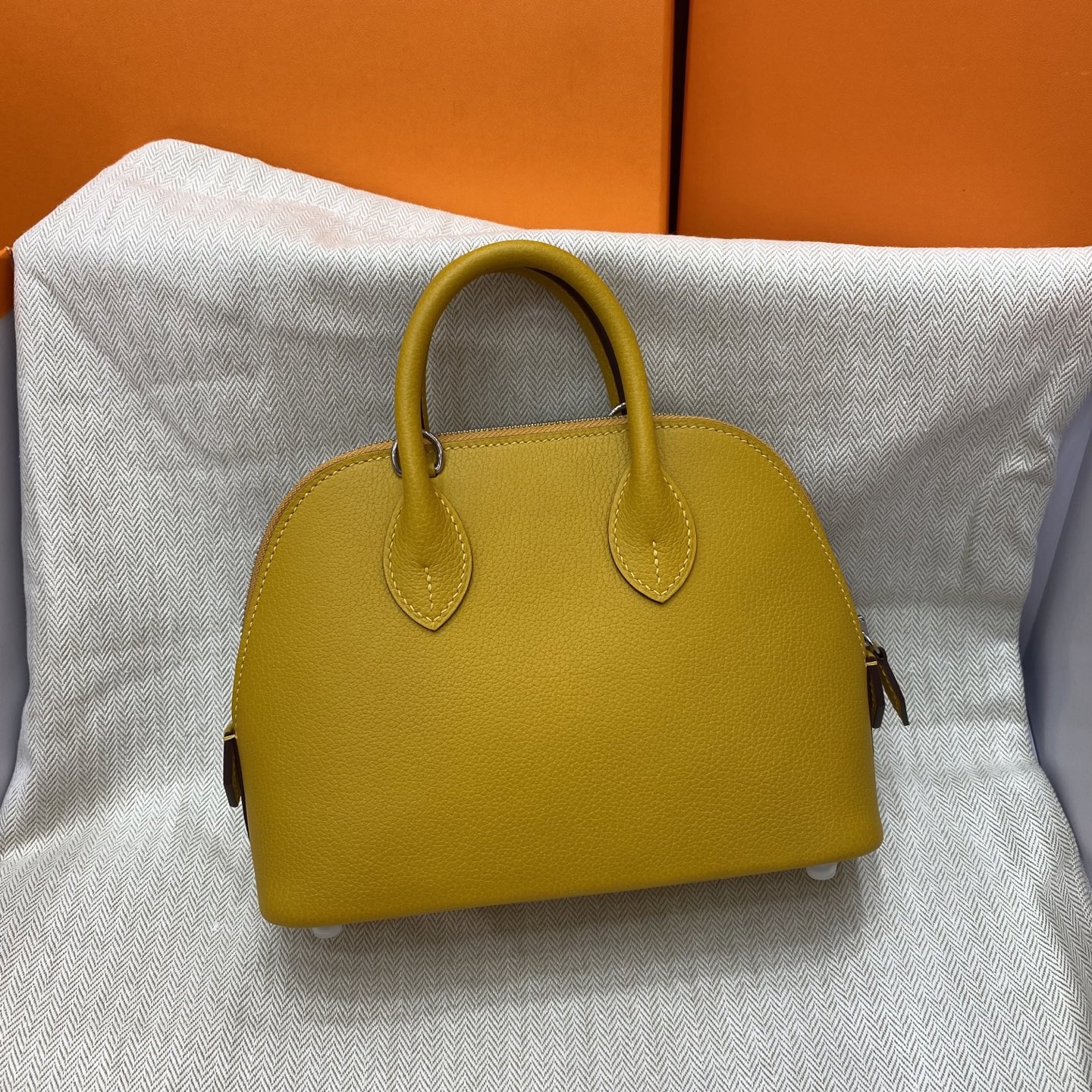 NO:699240,Fully hand-stitched mini bowling ball, amber beeswax eve leather, silver buckle, Hermes,19860909全手缝mini保龄球 琥珀蜜蜡黄 eve皮 银扣,,Hermes,,Bag