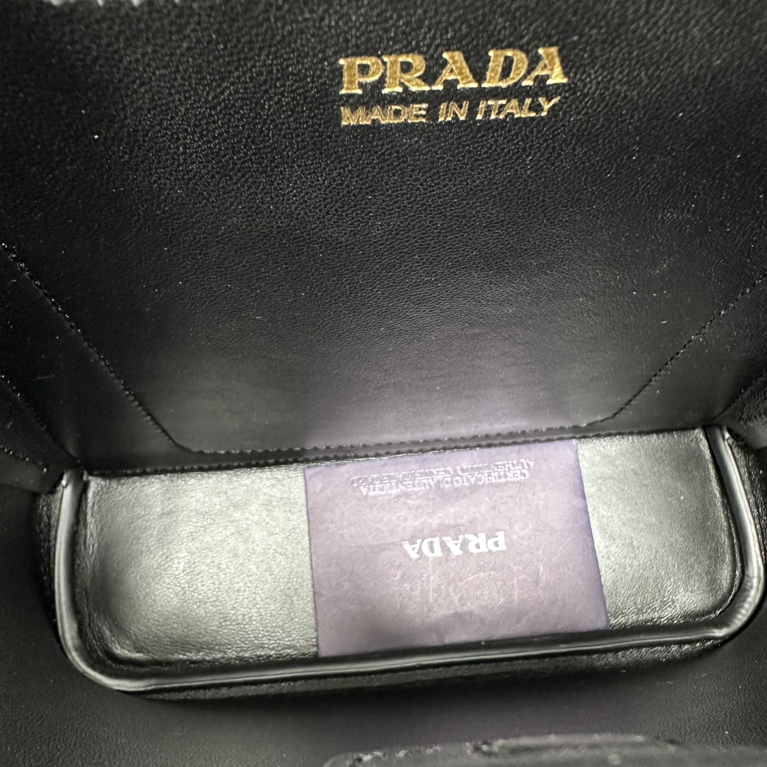p870。[玫瑰]PRADA 新款专柜品质，顶级原单货/原厂皮，原厂五金、实物实拍，款号：1BA212克色十字纹、克色羊皮内里、（新吊牌款）/165代工码/尺寸：W22xH23xD13cm，[胜利][胜利][胜利]🎉🎉🎉