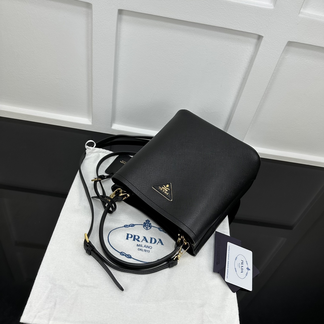 p870。[玫瑰]PRADA 新款专柜品质，顶级原单货/原厂皮，原厂五金、实物实拍，款号：1BA212克色十字纹、克色羊皮内里、（新吊牌款）/165代工码/尺寸：W22xH23xD13cm，[胜利][胜利][胜利]🎉🎉🎉