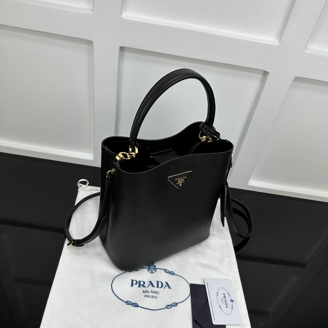 p870。[玫瑰]PRADA 新款专柜品质，顶级原单货/原厂皮，原厂五金、实物实拍，款号：1BA212克色十字纹、克色羊皮内里、（新吊牌款）/165代工码/尺寸：W22xH23xD13cm，[胜利][胜利][胜利]🎉🎉🎉