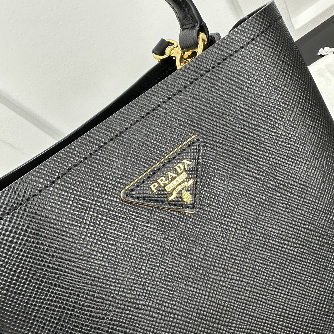 p870。[玫瑰]PRADA 新款专柜品质，顶级原单货/原厂皮，原厂五金、实物实拍，款号：1BA212克色十字纹、克色羊皮内里、（新吊牌款）/165代工码/尺寸：W22xH23xD13cm，[胜利][胜利][胜利]🎉🎉🎉