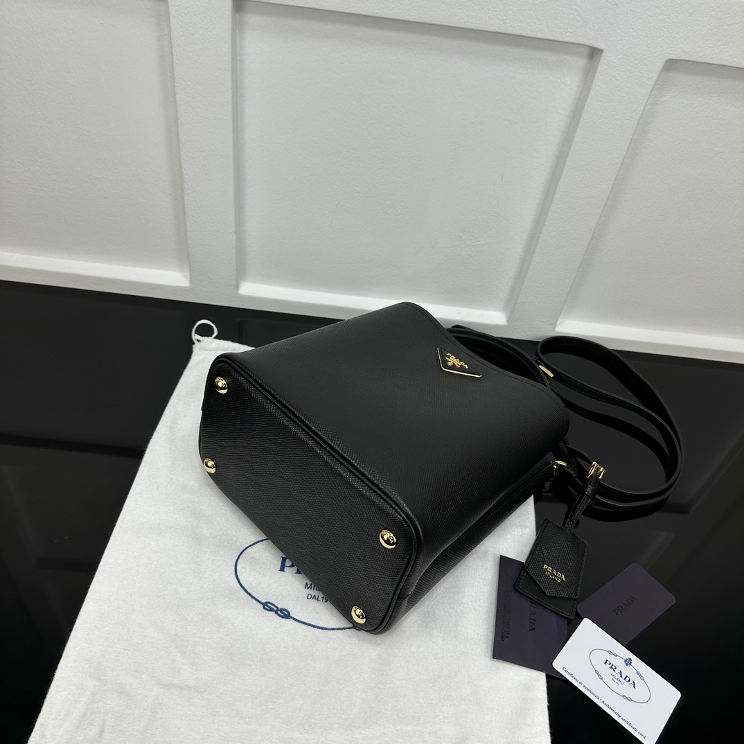 p870。[玫瑰]PRADA 新款专柜品质，顶级原单货/原厂皮，原厂五金、实物实拍，款号：1BA212克色十字纹、克色羊皮内里、（新吊牌款）/165代工码/尺寸：W22xH23xD13cm，[胜利][胜利][胜利]🎉🎉🎉